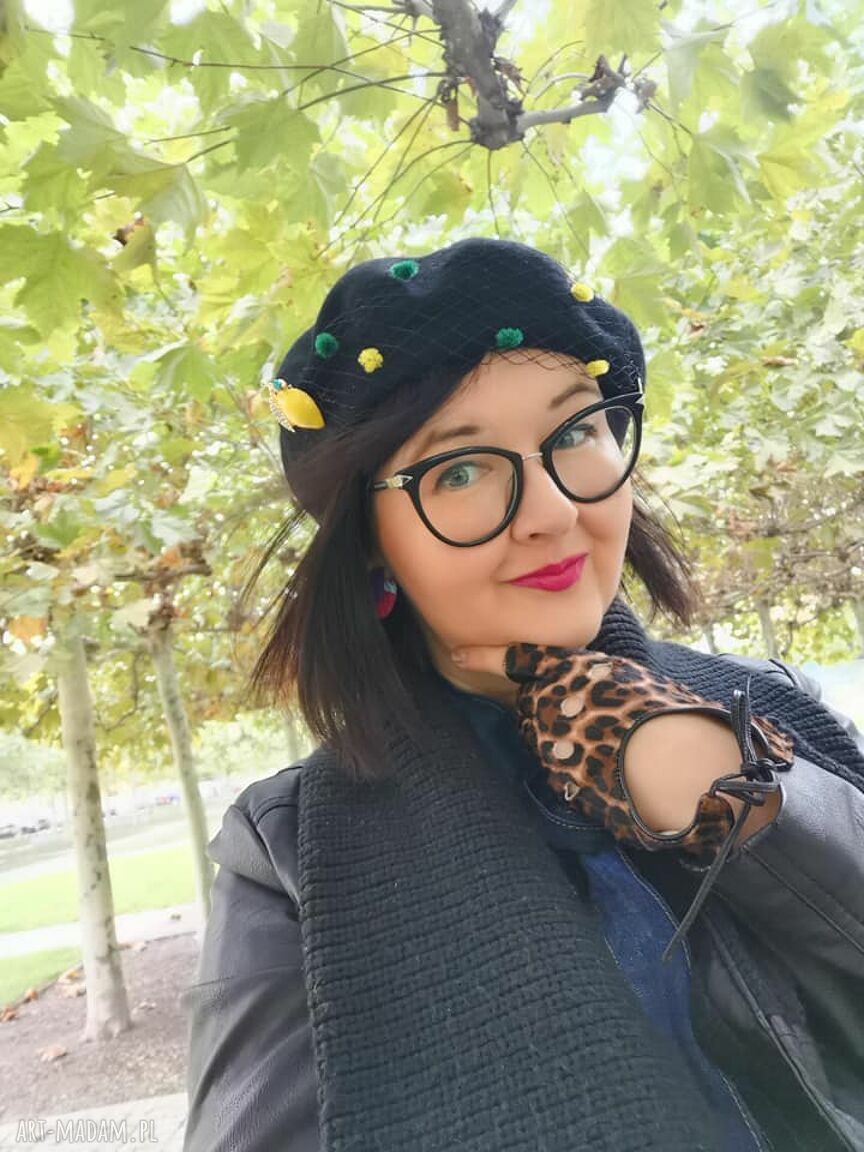 Beret w cytrynę z wełny - ręcznie robiony fascynator z broszką i pomponami