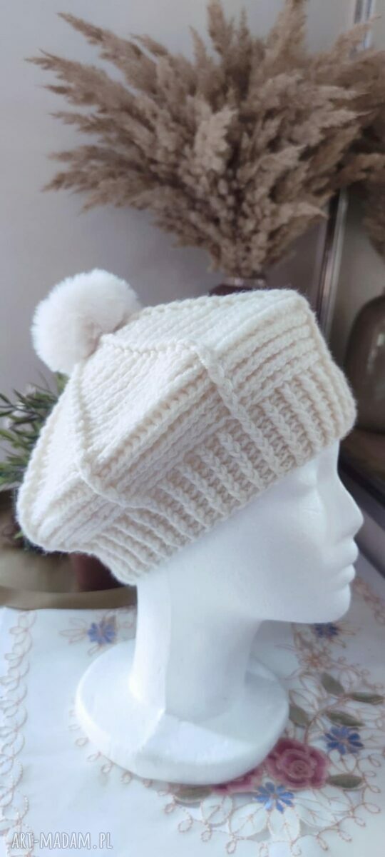 Ręcznie szydełkowany beret z wełny ecru - komfort i elegancja