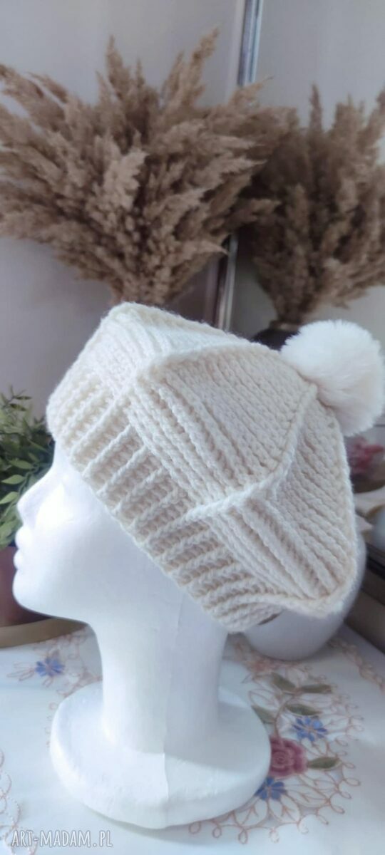 Ręcznie szydełkowany beret z wełny ecru - komfort i elegancja