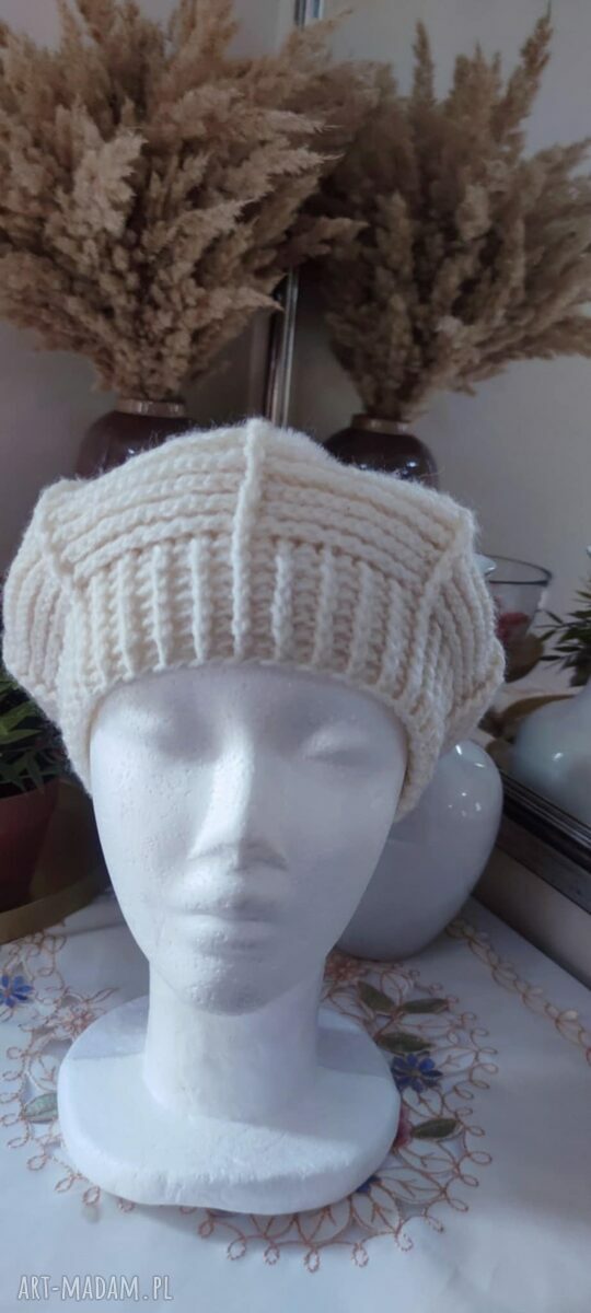 Ręcznie szydełkowany beret z wełny ecru - komfort i elegancja