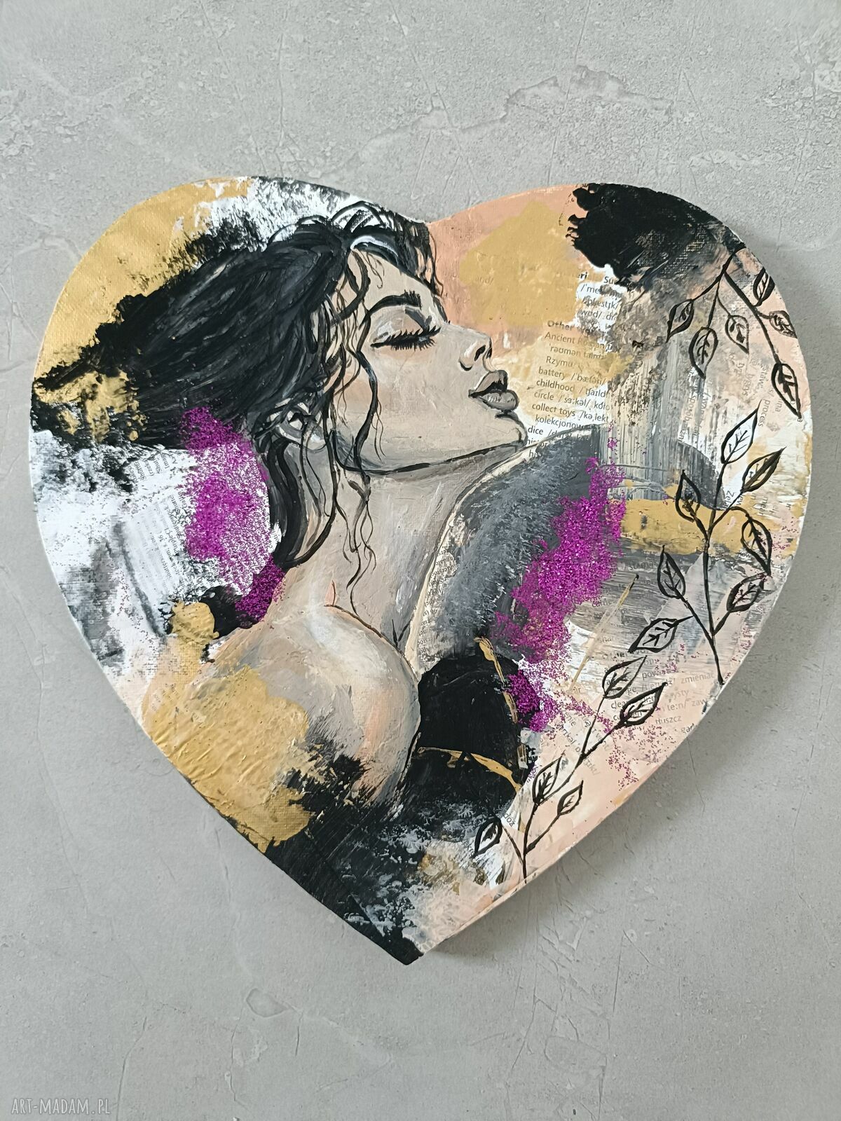Obraz w kształcie serca - kobieta w technice mixed media