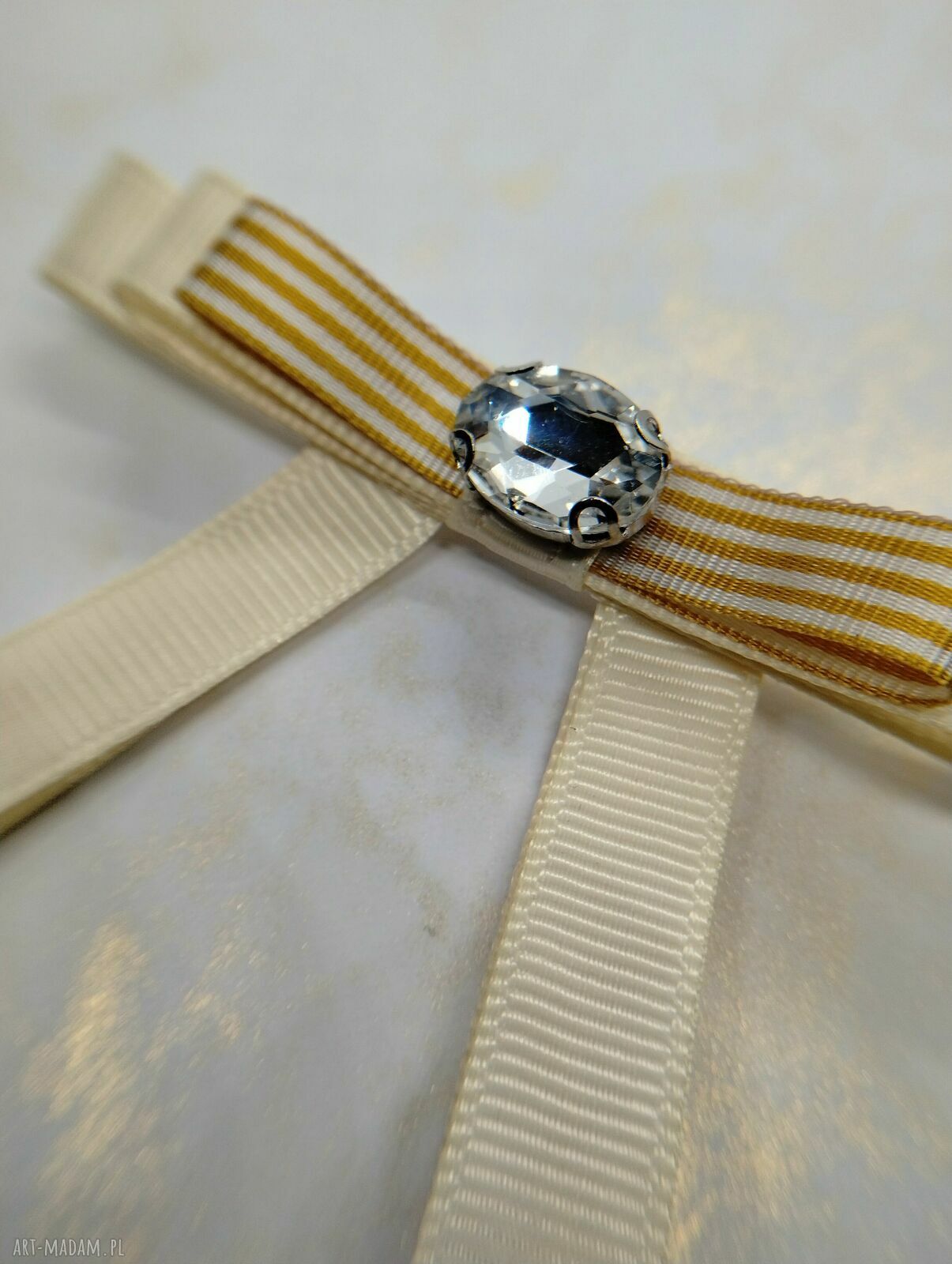 Beżowa broszka kotylion z kryształkiem - elegancki dodatek