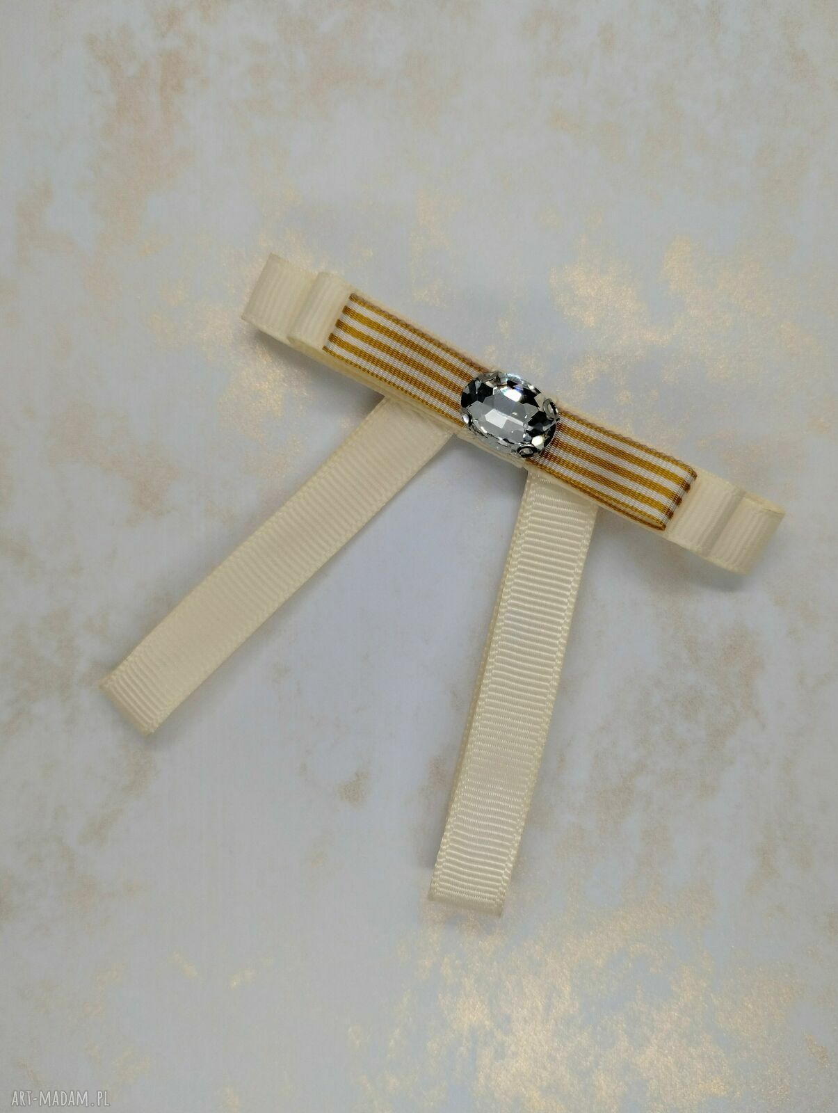 Beżowa broszka kotylion z kryształkiem - elegancki dodatek