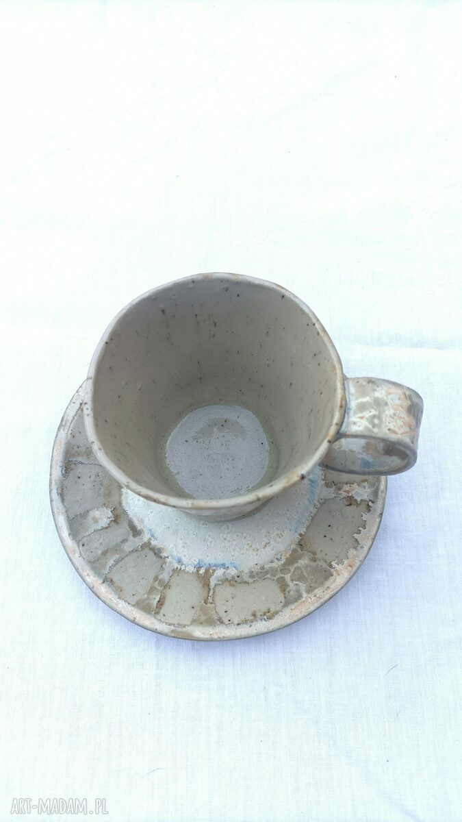 Beżowa filiżanka ze spodkiem - ceramiczny kubek na prezent
