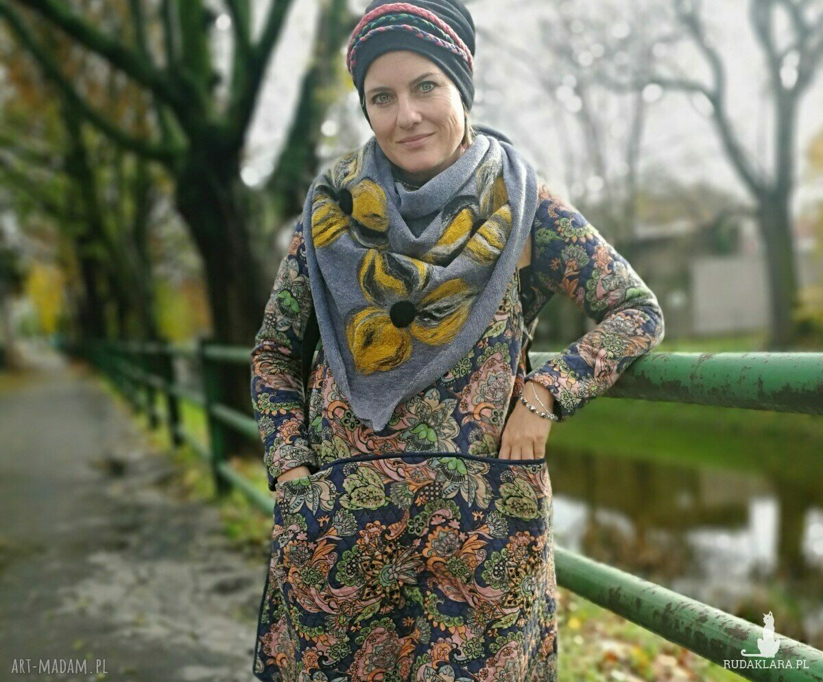 Beżowa chusta handmade z filcowanymi elementami z wełny merynosów