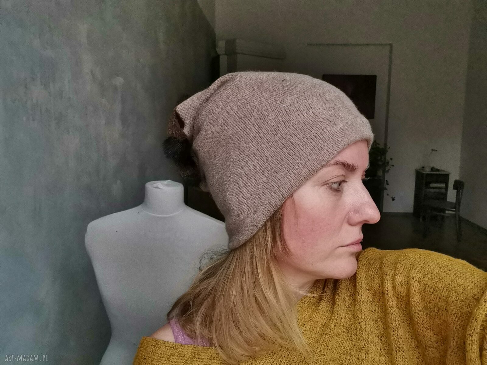 Czapka beżowa wełniana folk z frędzlami i futerkiem na podszewce - rozmiar uniwersalny