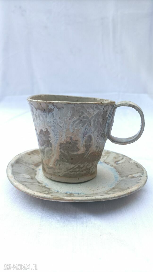 Beżowa filiżanka ze spodkiem - ceramiczny kubek na prezent
