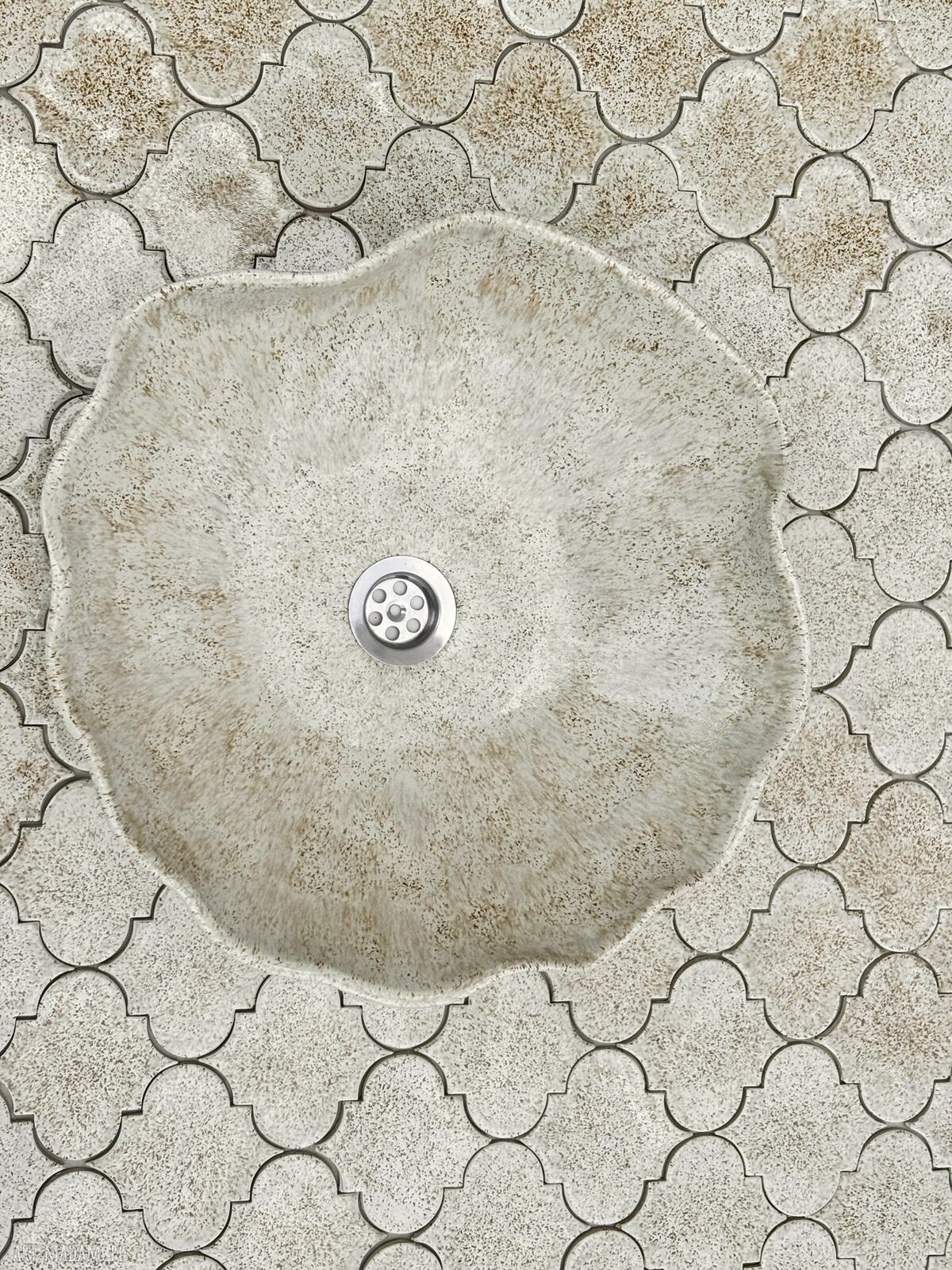 Beżowa umywalka ceramiczna w kształcie muszelki - ręcznie lepiona