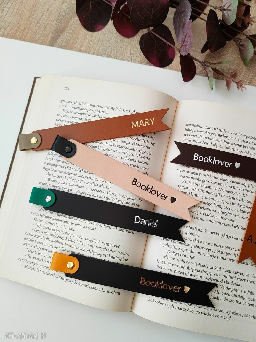 BEŻOWA skórzana personalizowana zakładka do książki z kolorową łatką i z imieniem