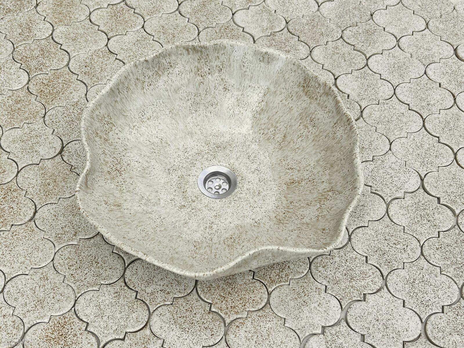 Beżowa umywalka ceramiczna w kształcie muszelki - ręcznie lepiona
