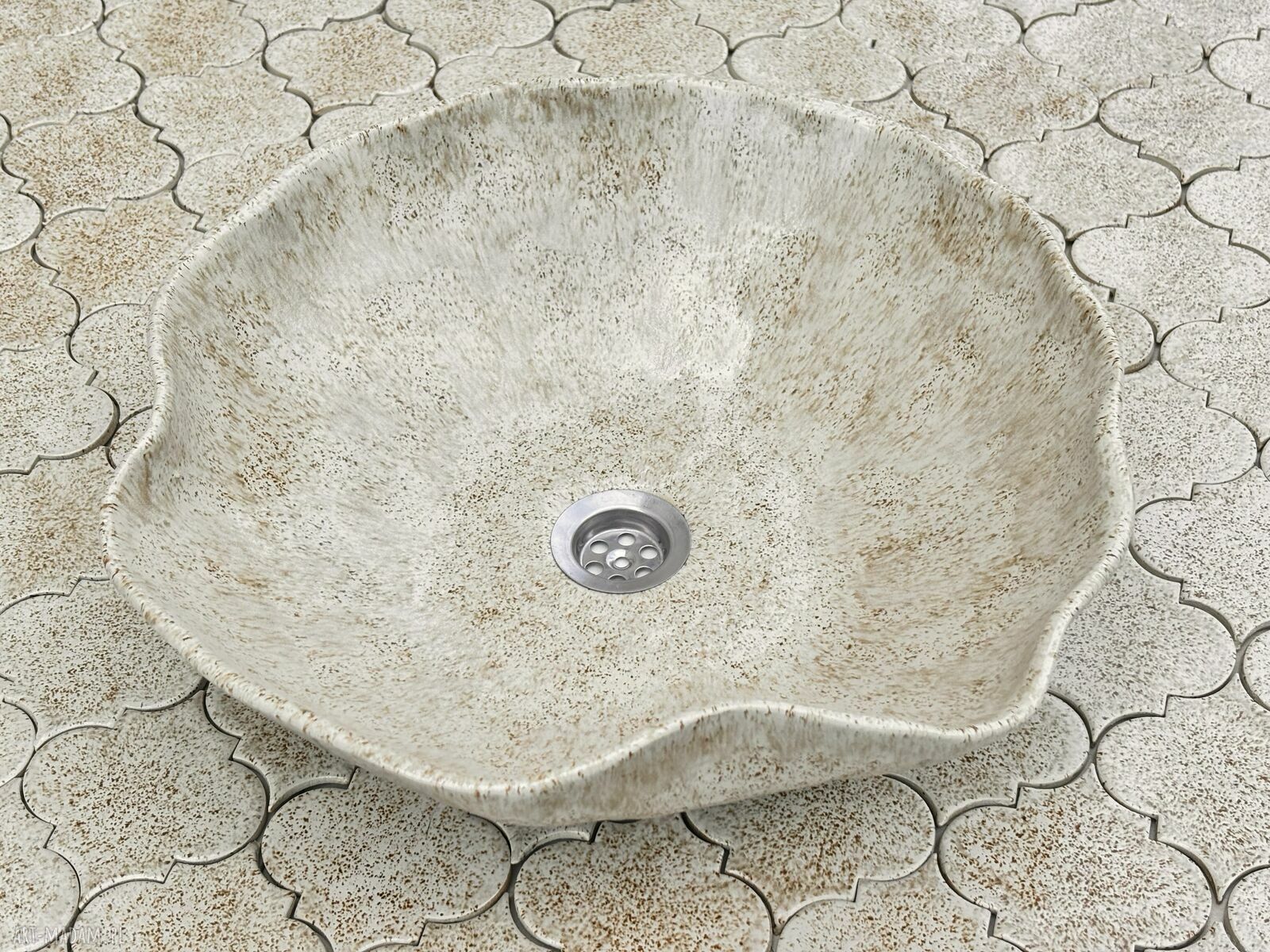 Beżowa umywalka ceramiczna w kształcie muszelki - ręcznie lepiona