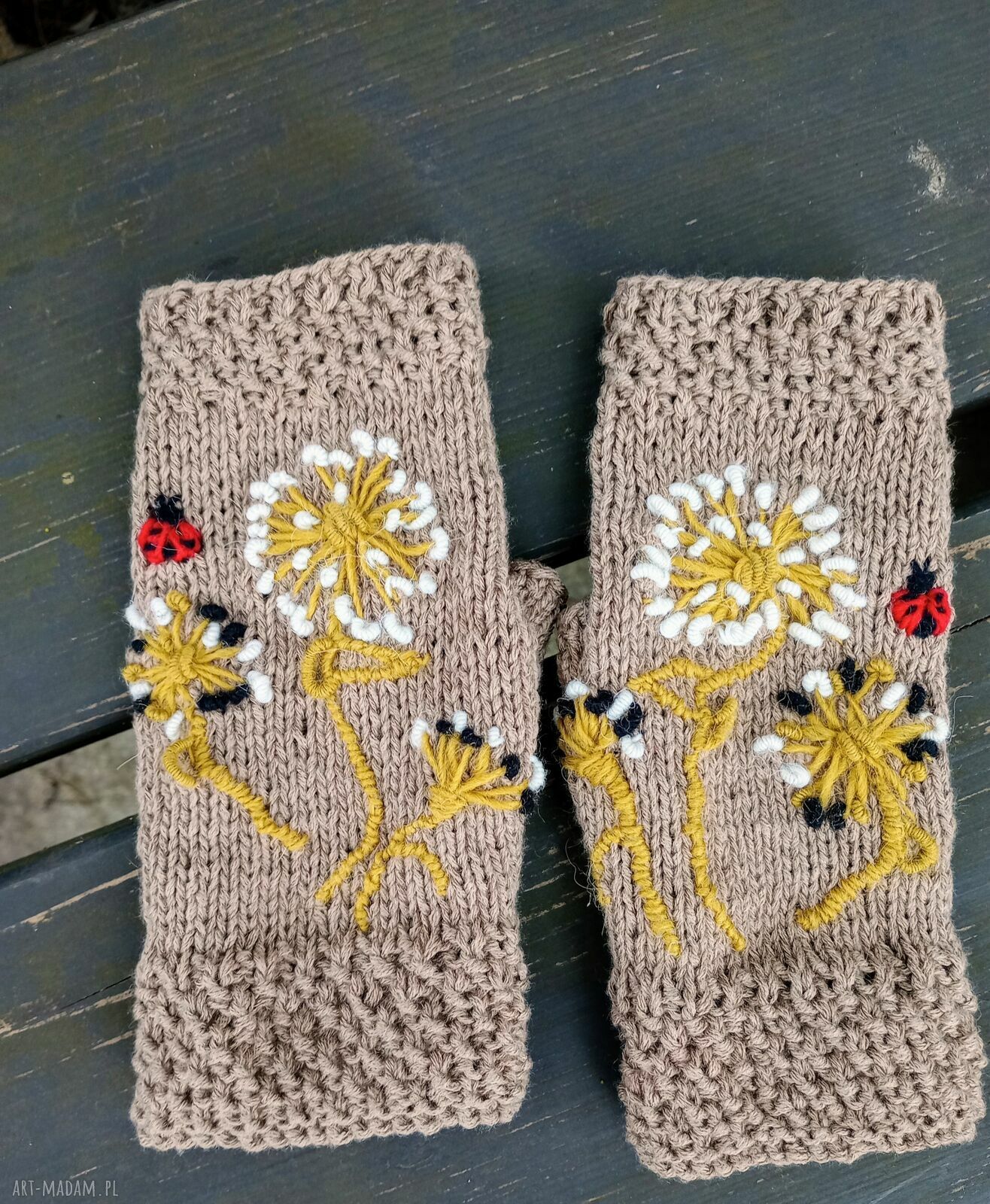 Beżowe mitenki z wyszywanymi dmuchawcami - fingerless, wiosenne