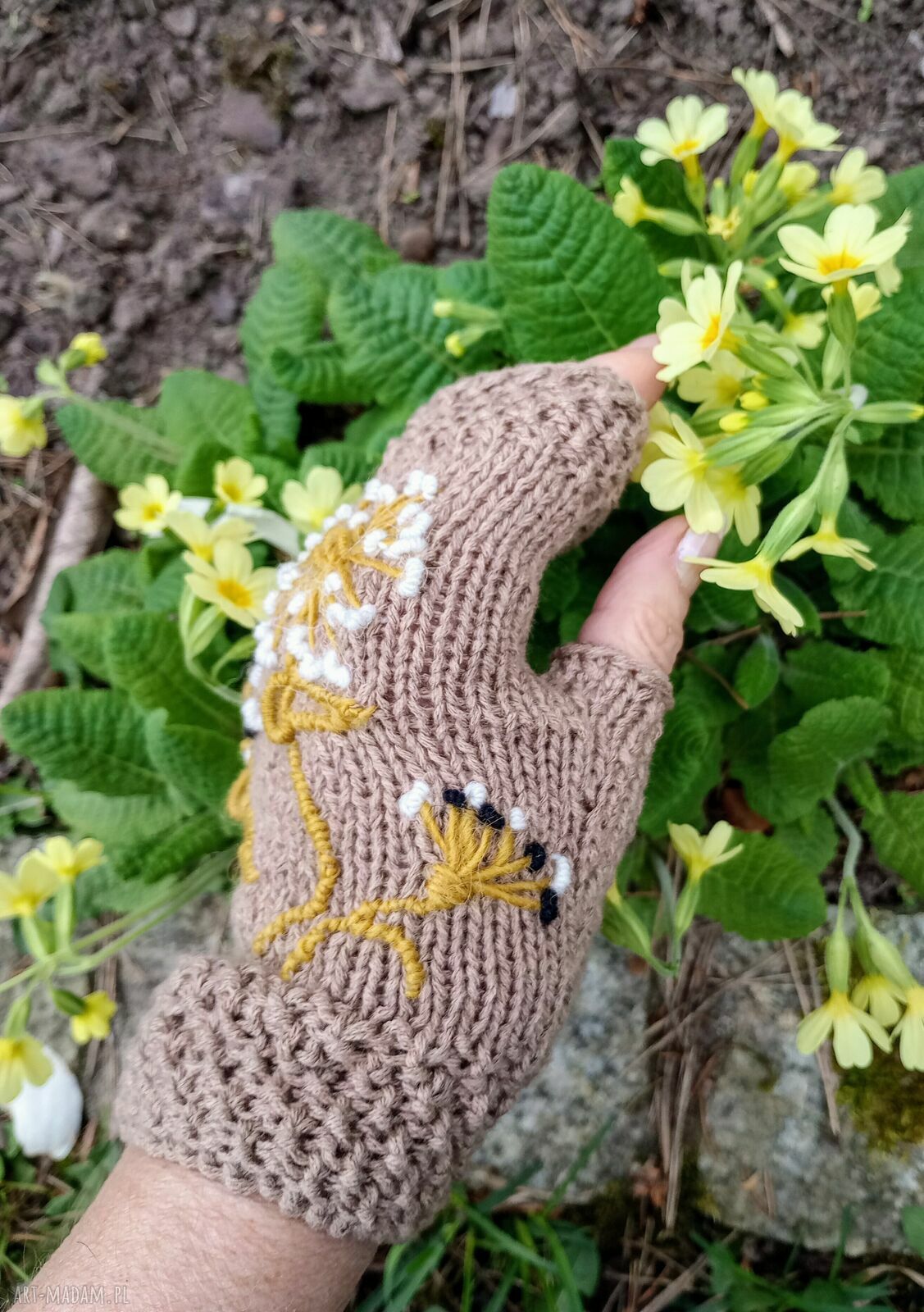 Beżowe mitenki z wyszywanymi dmuchawcami - fingerless, wiosenne