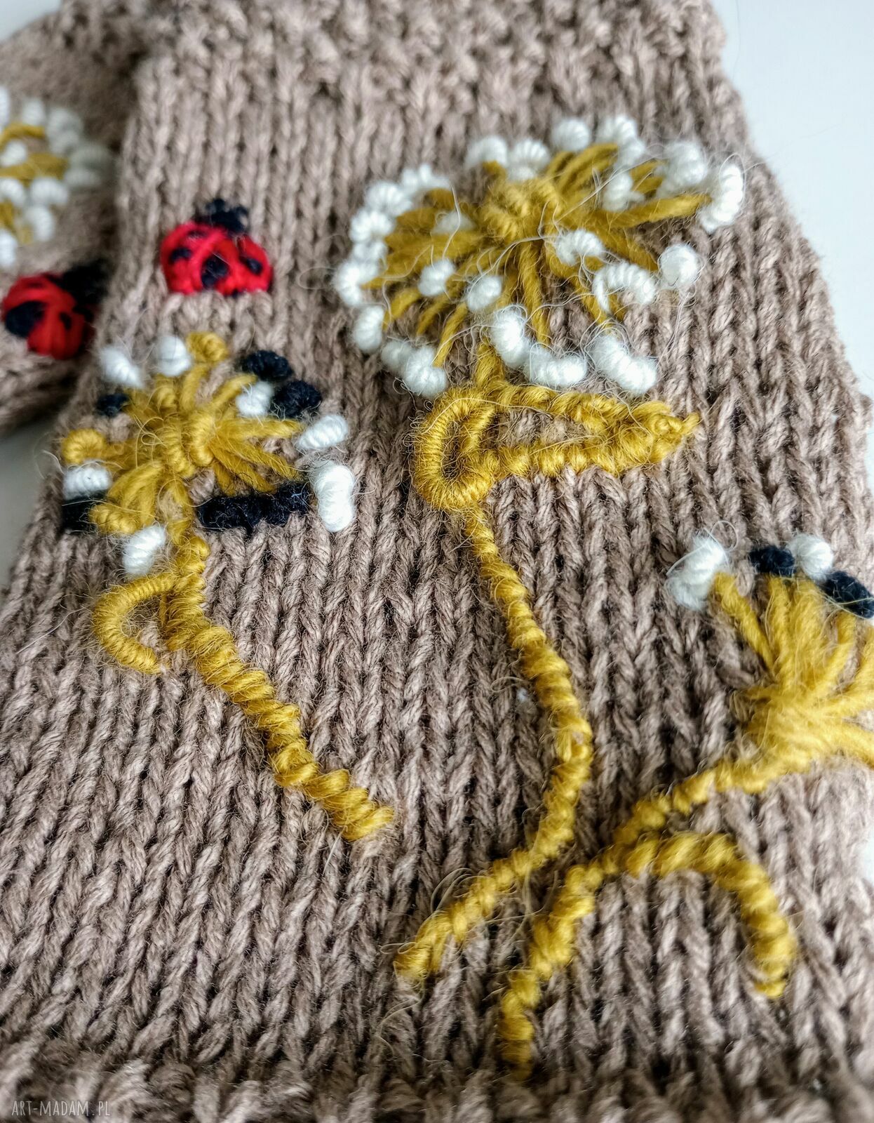 Beżowe mitenki z wyszywanymi dmuchawcami - fingerless, wiosenne