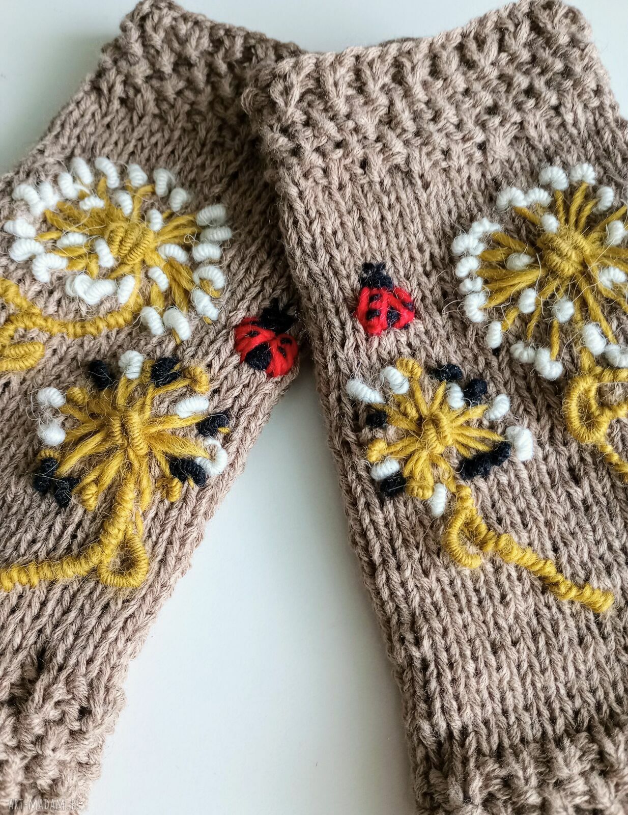 Beżowe mitenki z wyszywanymi dmuchawcami - fingerless, wiosenne