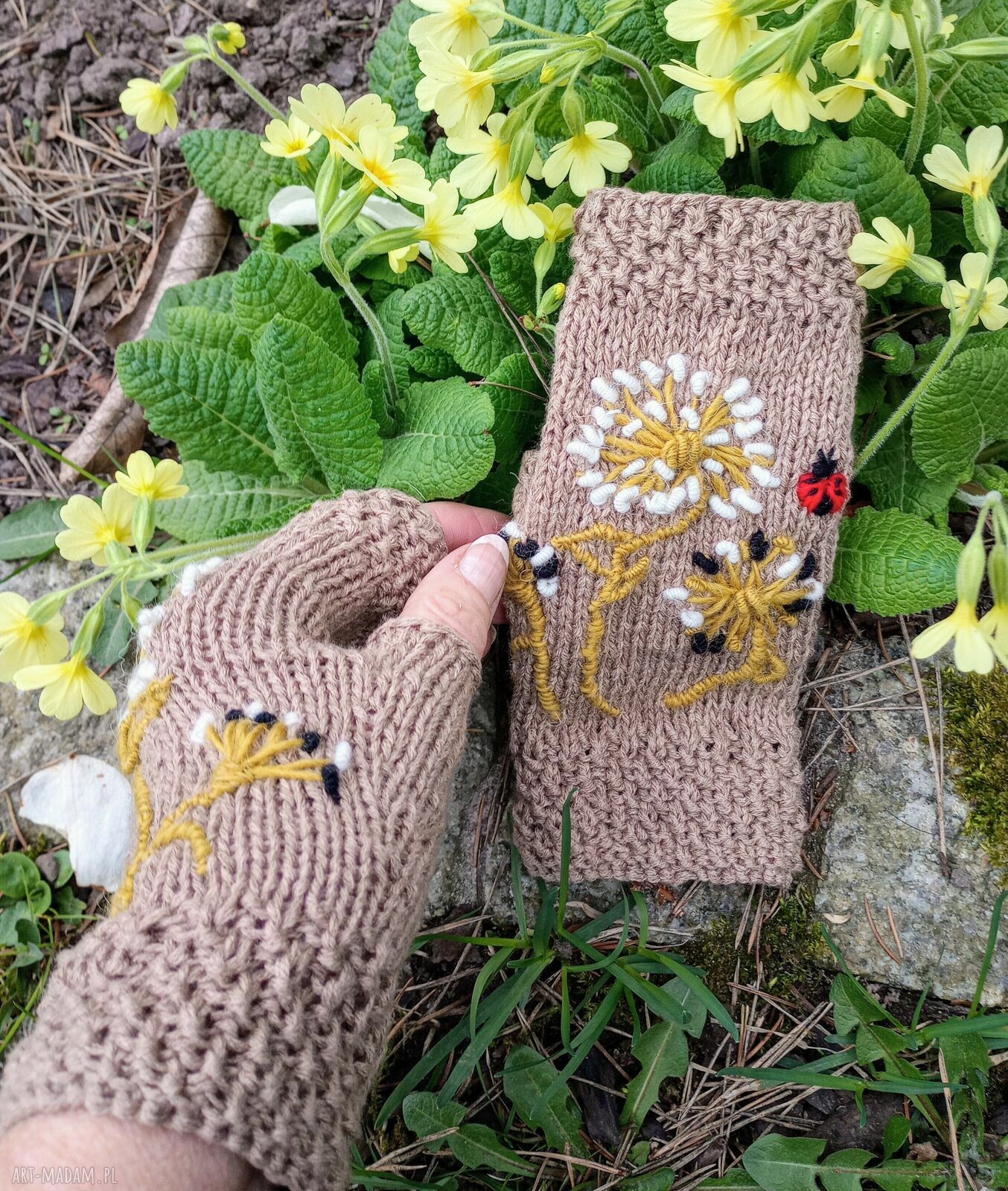 Beżowe mitenki z wyszywanymi dmuchawcami - fingerless, wiosenne