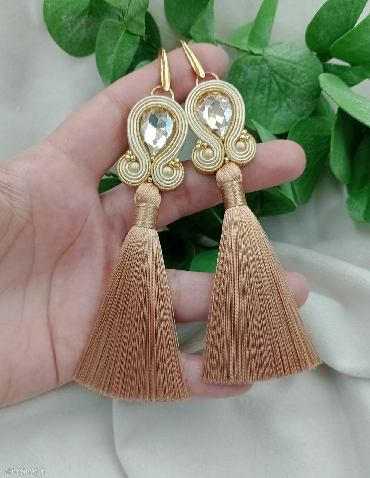 Beżowe złote kolczyki z chwostami i kryształami - elegancja w stylu boho