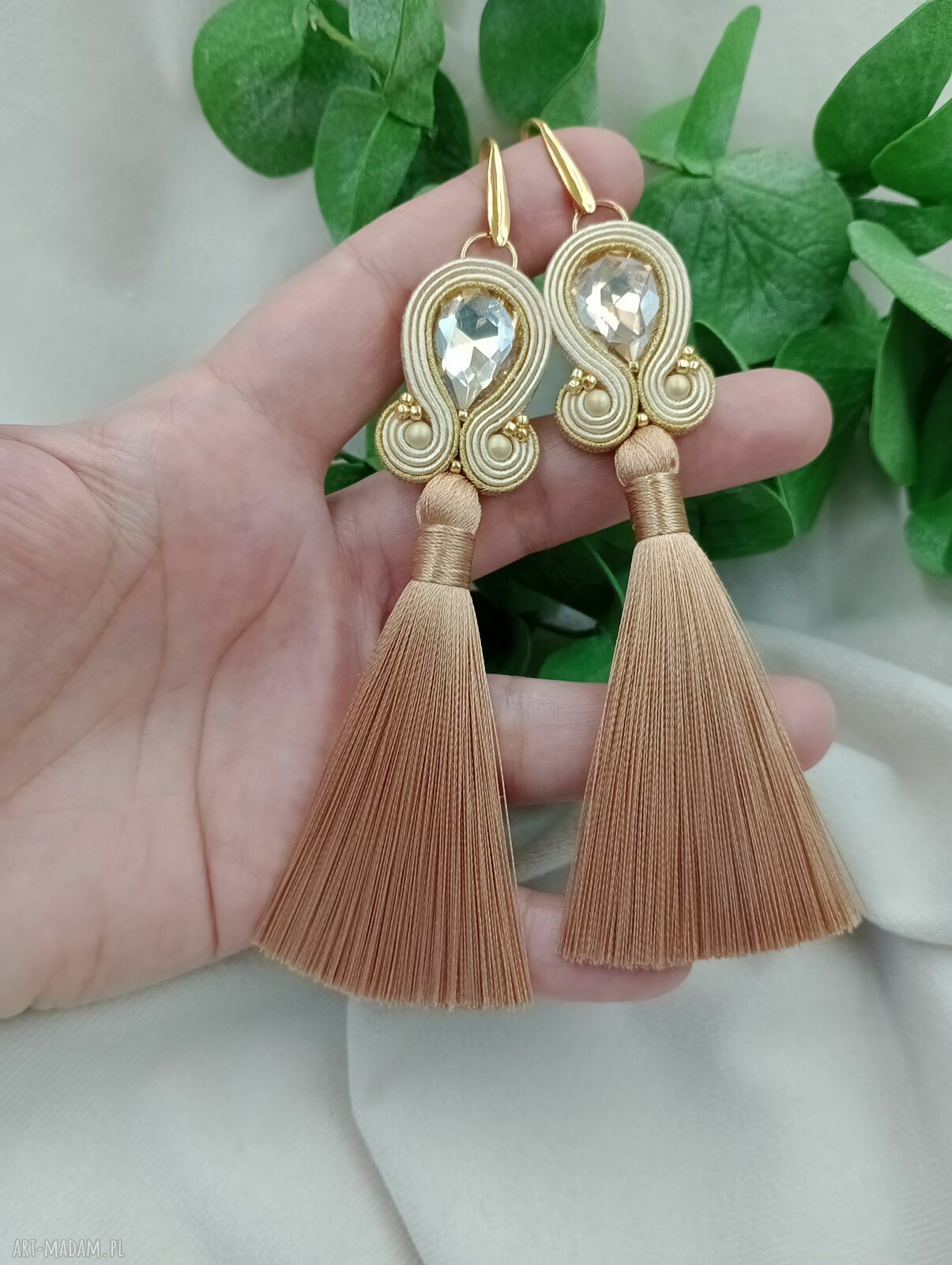 Beżowe złote kolczyki z chwostami i kryształami - elegancja w stylu boho