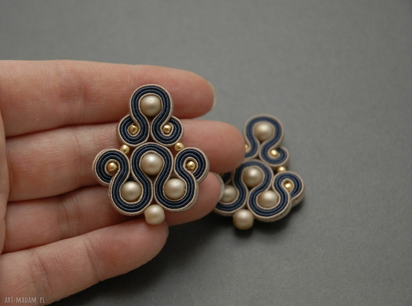 Beżowo-granatowe klipsy sutasz - eleganckie, wieczorowe handmade