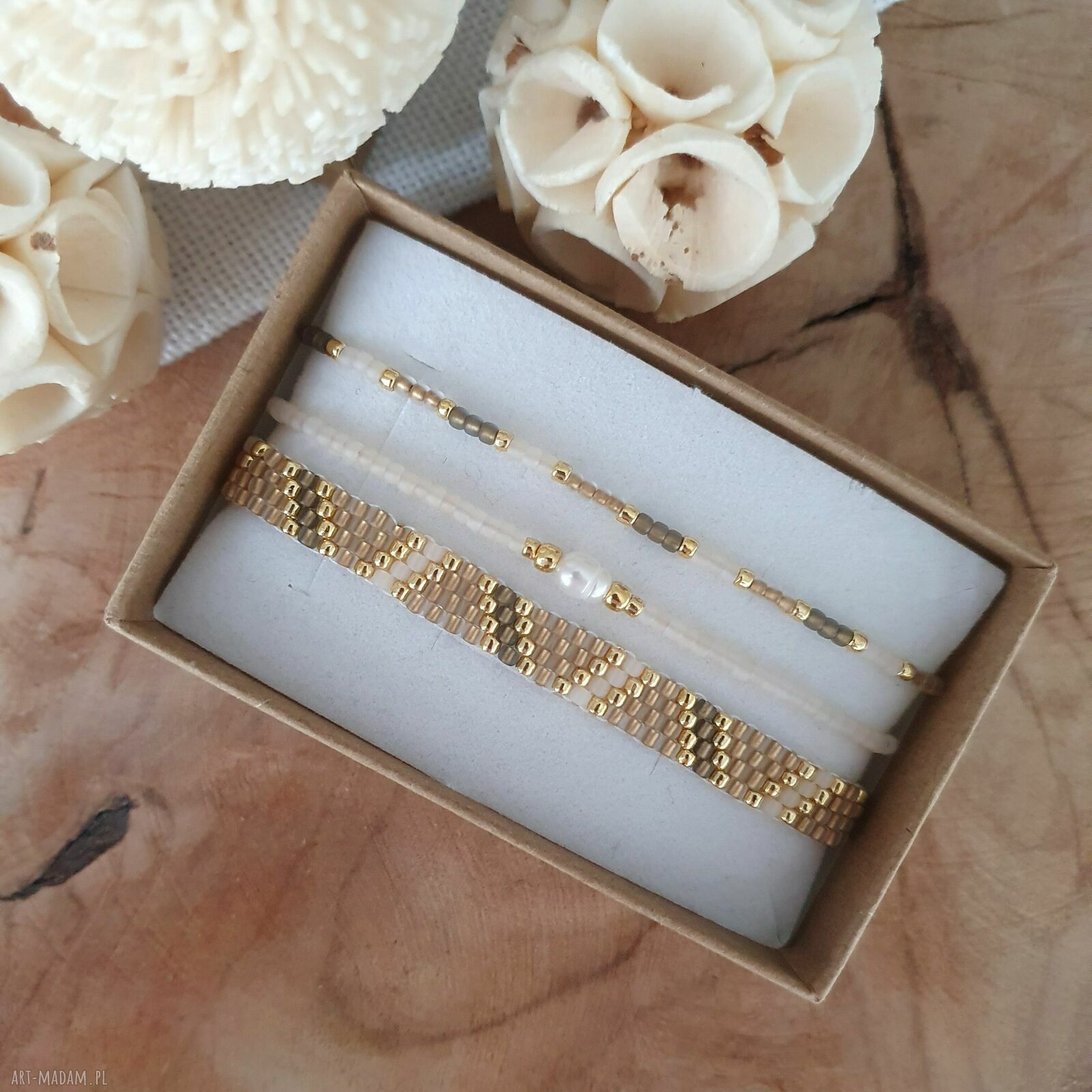Beżowo-kremowy zestaw 3 bransoletek handmade z perłą rzeczną i zapięciem z makramy