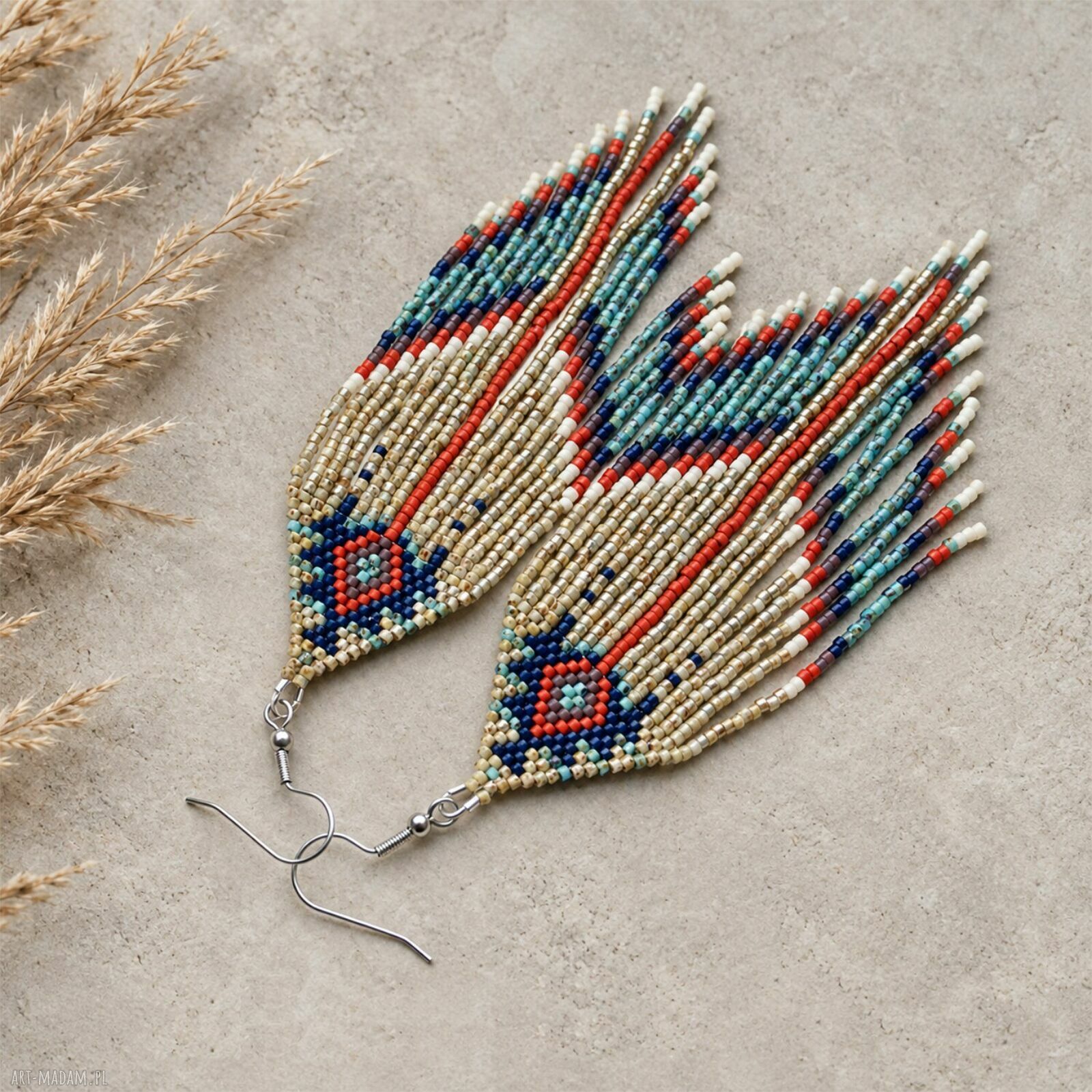 Beżowo-turkusowe długie kolczyki z frędzlami w stylu boho