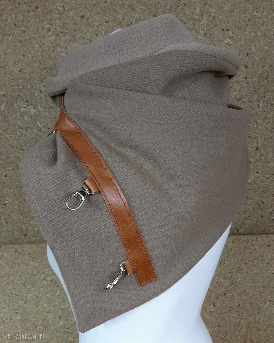 Beżowy ciepły wełniany szal z ze skórą i zapinkami na karabińczyki handmade