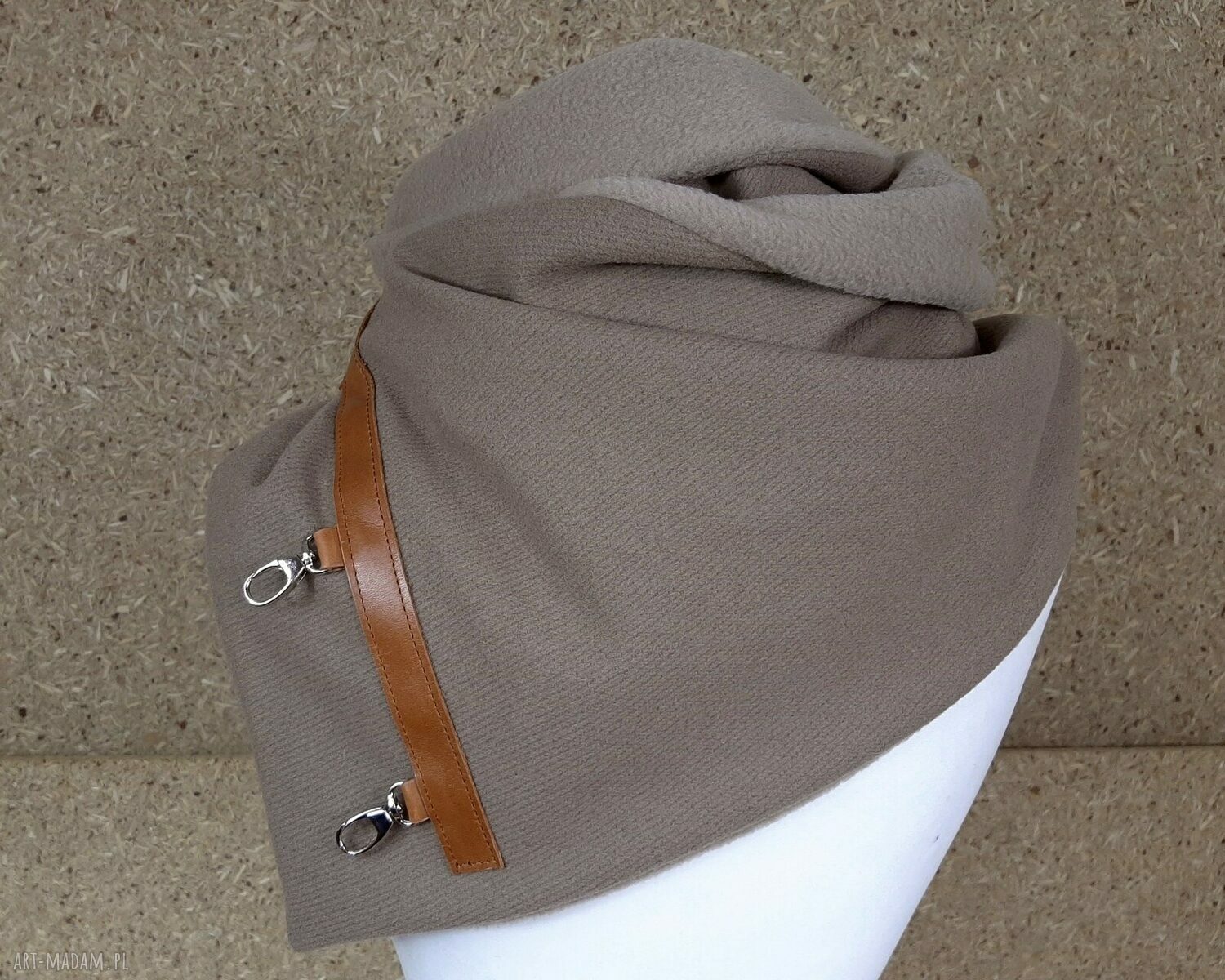 Beżowy ciepły wełniany szal z ze skórą i zapinkami na karabińczyki handmade