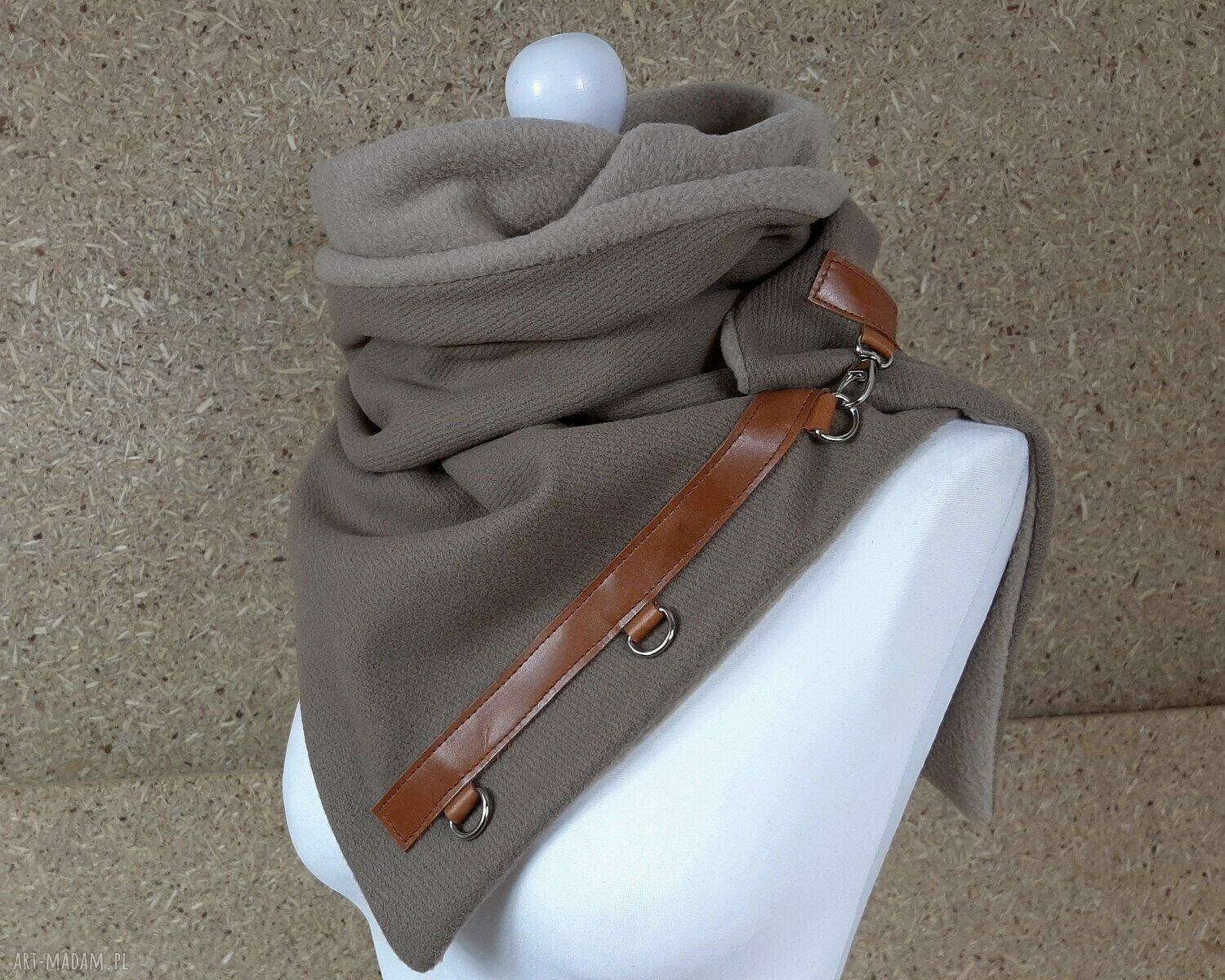 Beżowy ciepły wełniany szal z ze skórą i zapinkami na karabińczyki handmade
