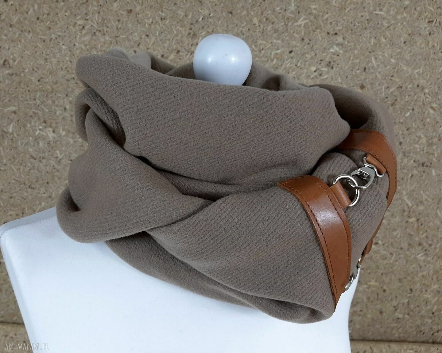 Beżowy ciepły wełniany szal z ze skórą i zapinkami na karabińczyki handmade