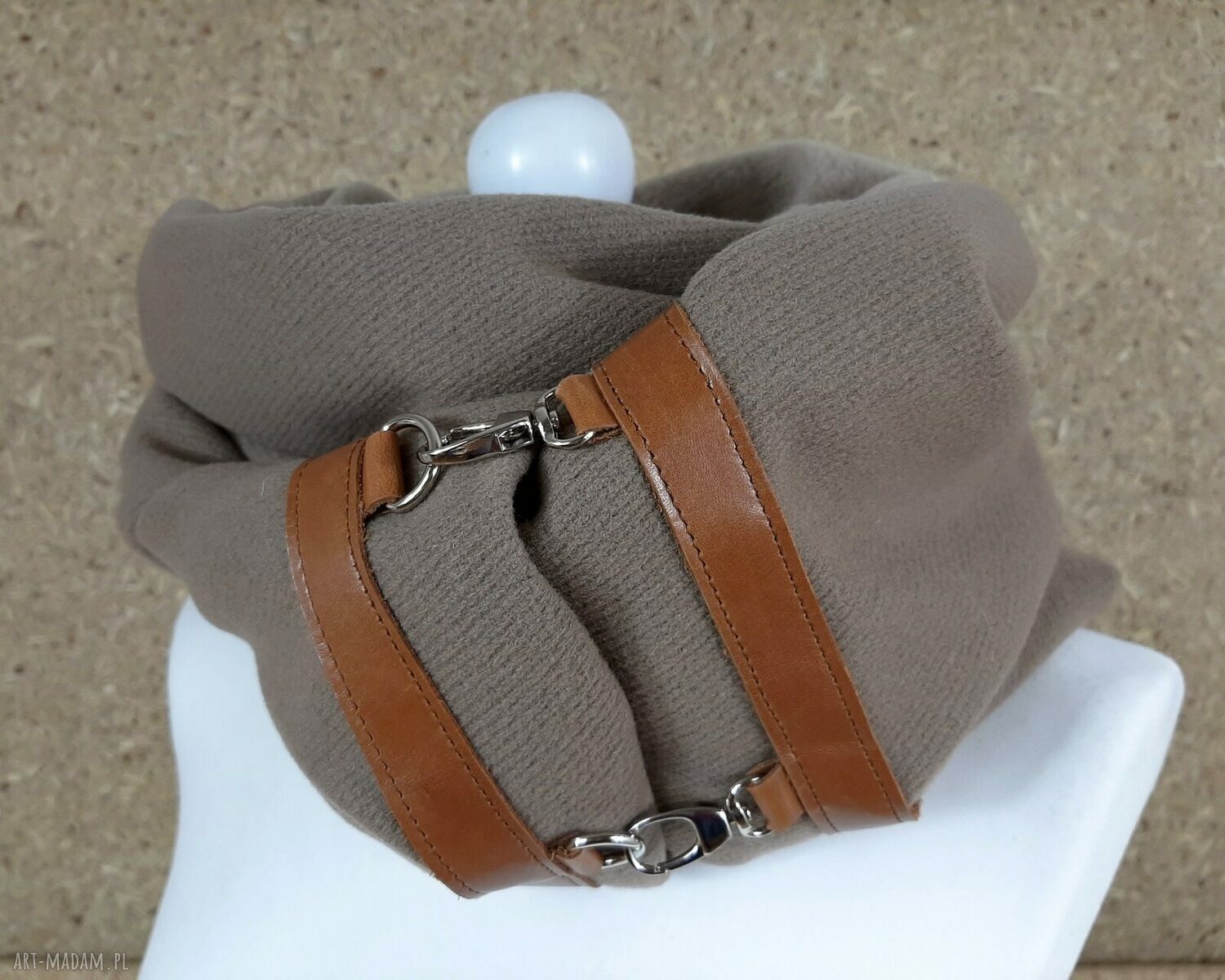 Beżowy ciepły wełniany szal z ze skórą i zapinkami na karabińczyki handmade