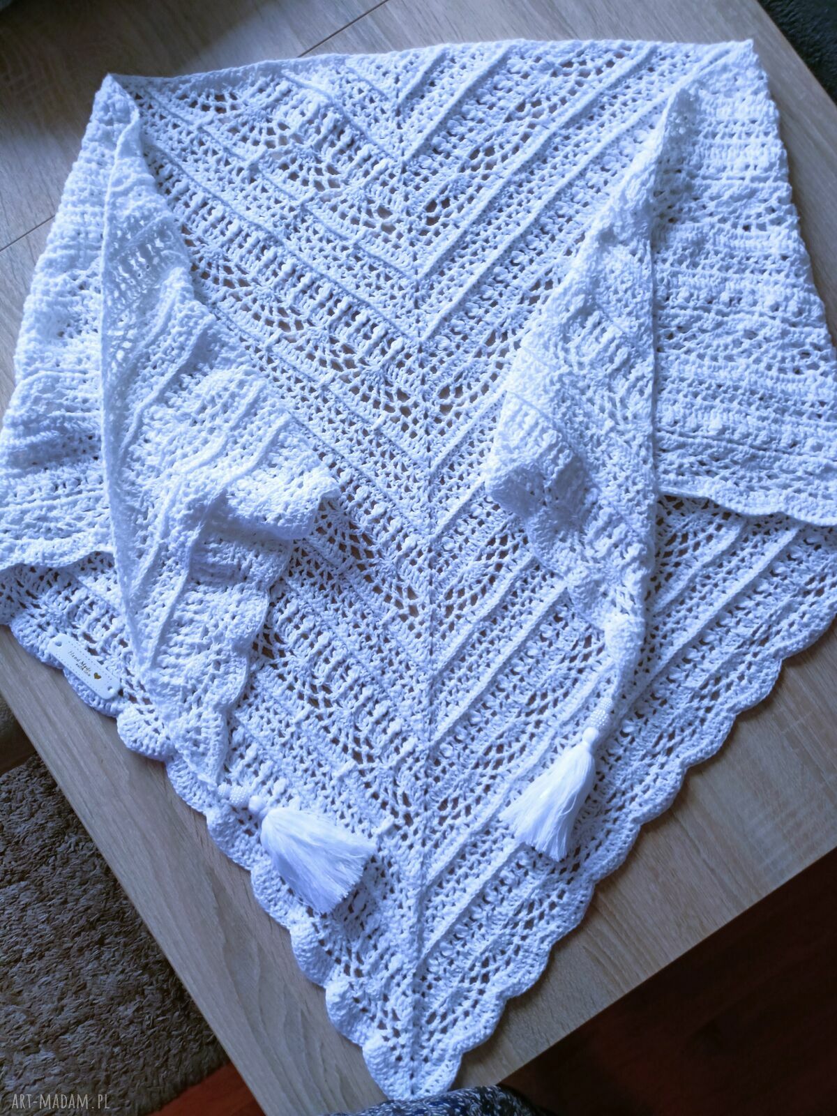 Biała chusta szydełkowa - delikatny dodatek handmade