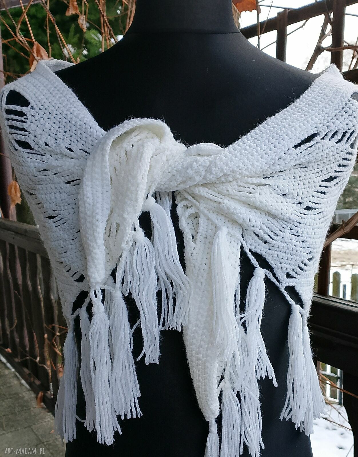 Biała chusta z frędzlami - ręcznie robiona narzutka 170x70 cm