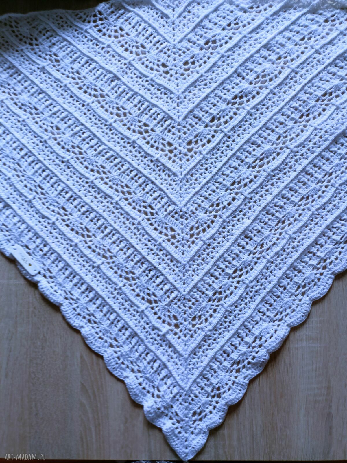 Biała chusta szydełkowa - delikatny dodatek handmade