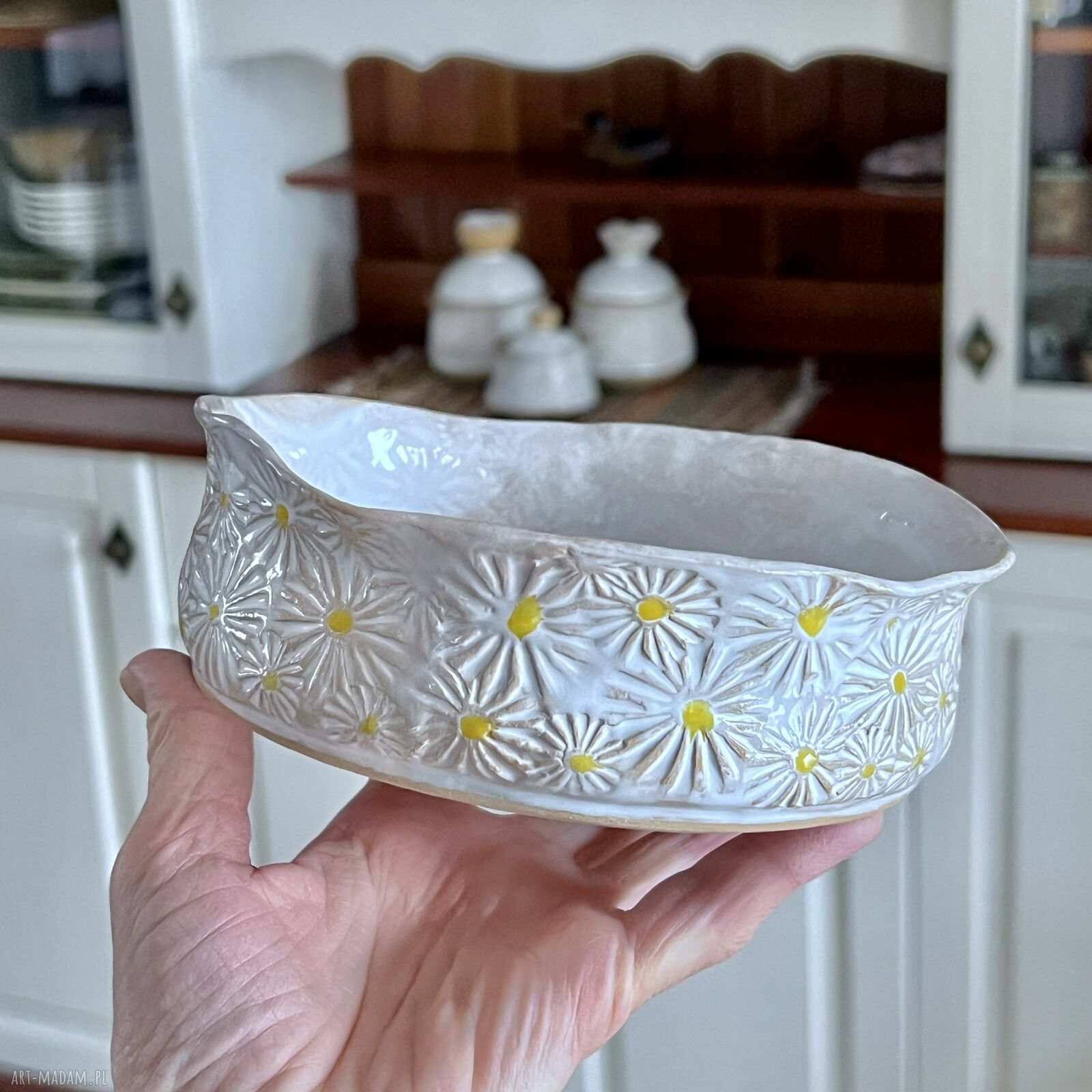 Biała miska ceramiczna w stokrotki do serwowania