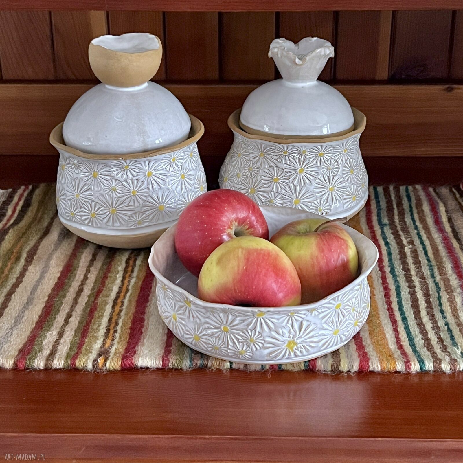 Biała miska ceramiczna w stokrotki do serwowania