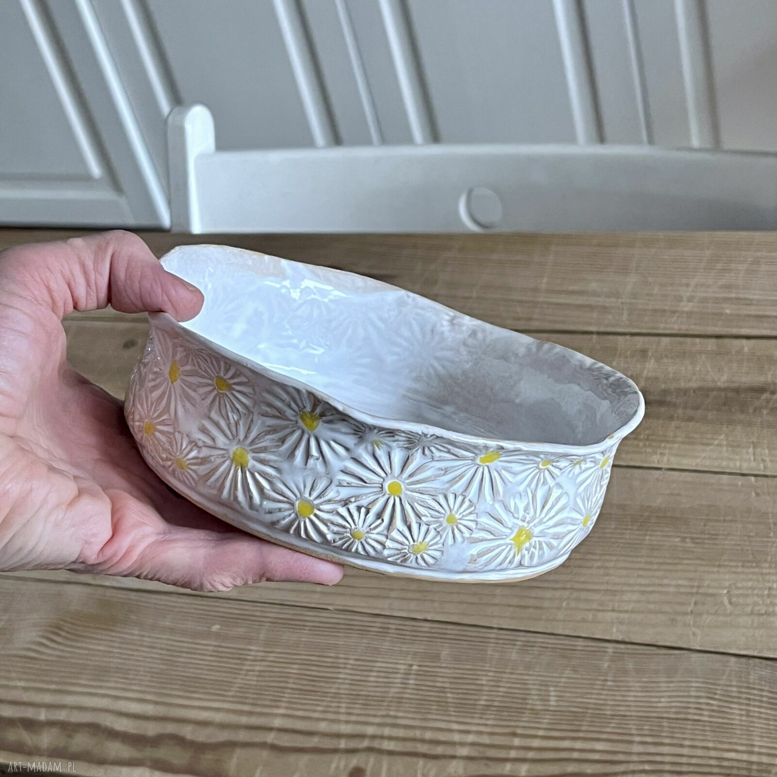 Biała miska ceramiczna w stokrotki do serwowania