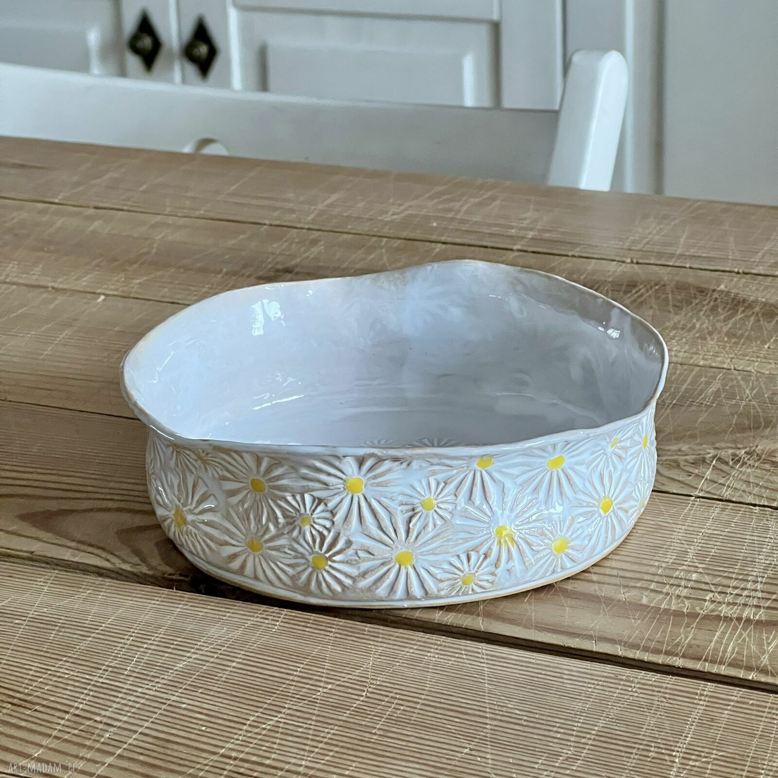 Biała miska ceramiczna w stokrotki do serwowania