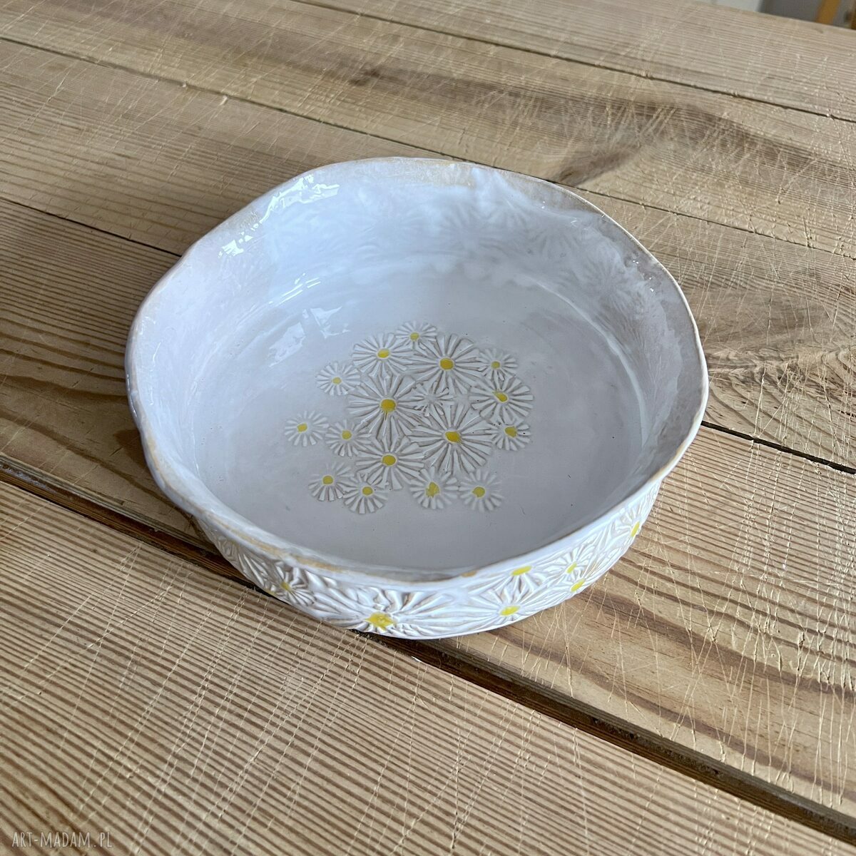 Biała miska ceramiczna w stokrotki do serwowania
