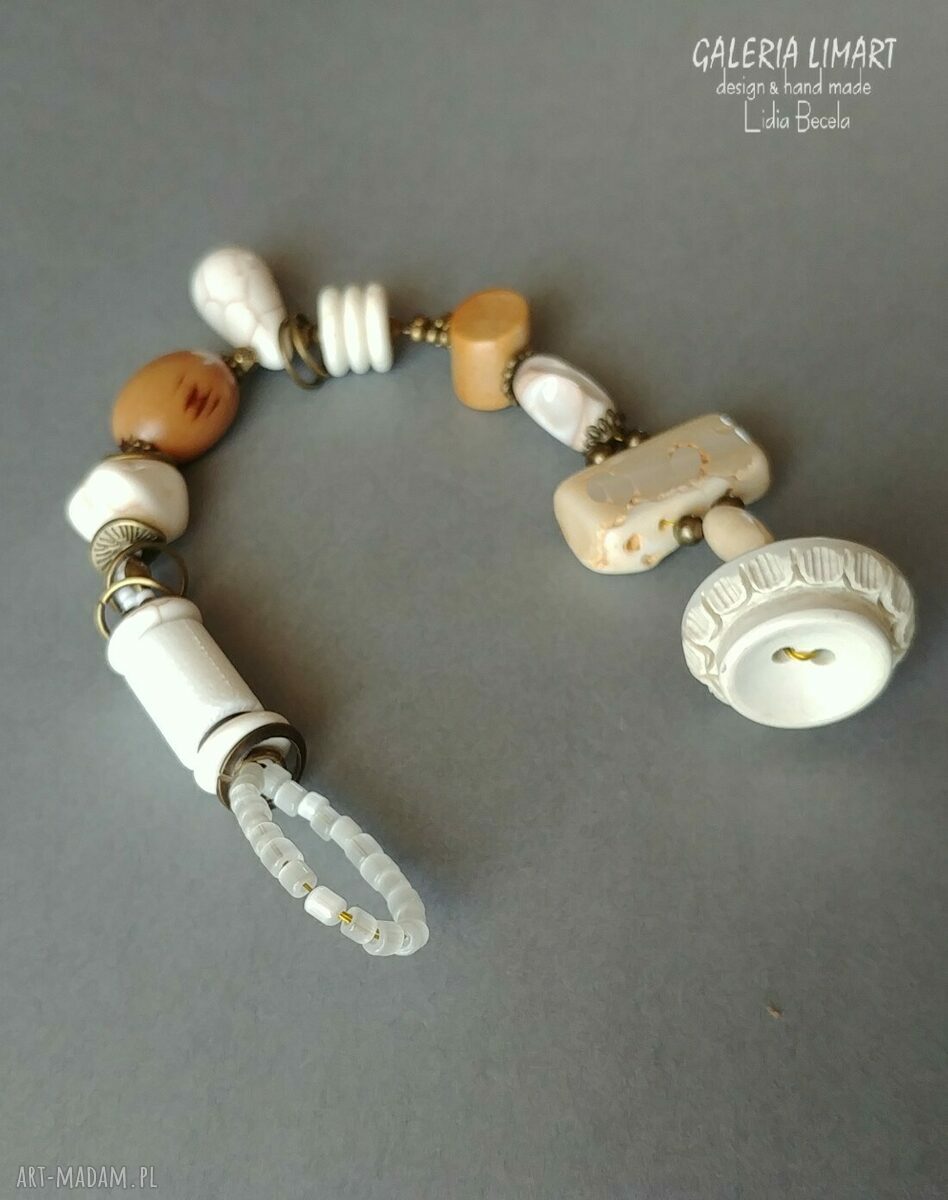 Biała bransoletka boho z minerałów - unikat handmade zapinany na ozdobny guzik