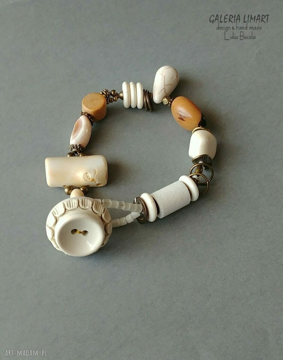 Biała bransoletka boho z minerałów - unikat handmade zapinany na ozdobny guzik
