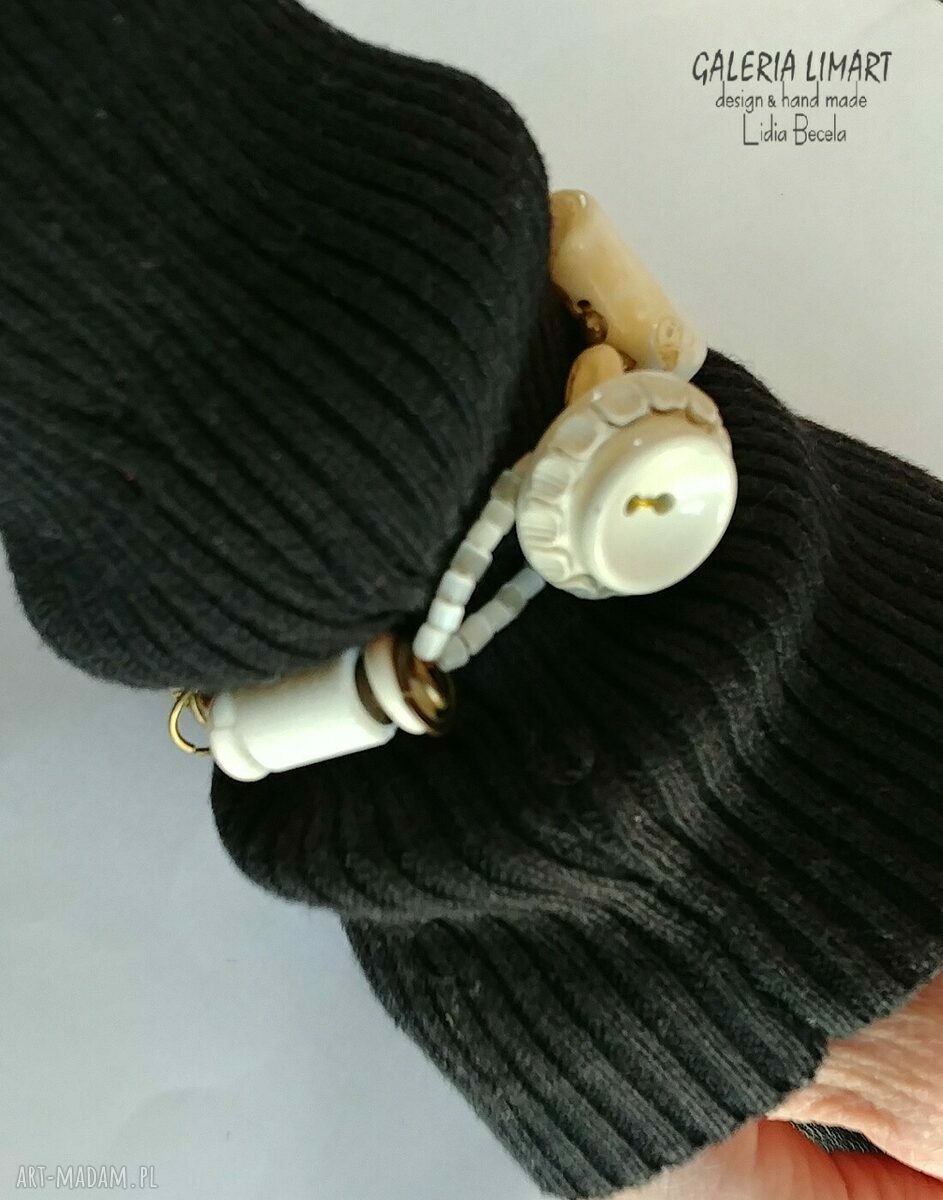 Biała bransoletka boho z minerałów - unikat handmade zapinany na ozdobny guzik