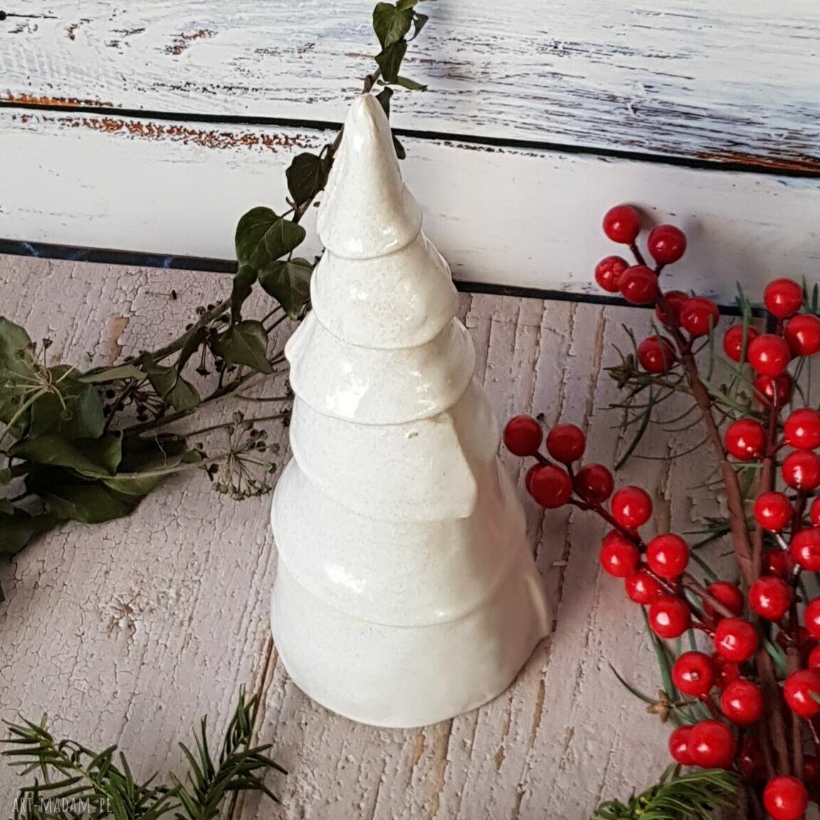 Biała choinka ceramiczna w perłowej bieli - ręcznie robiona dekoracja na Boże Narodzenie