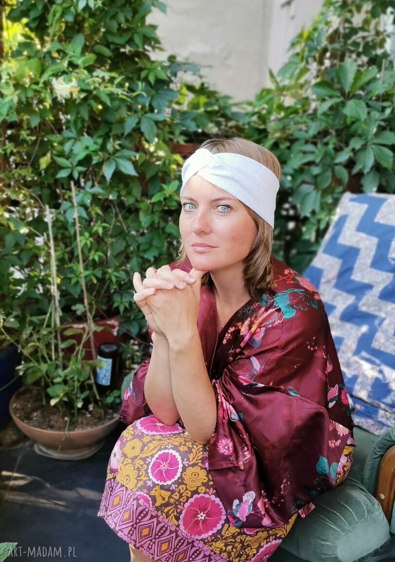Biała turbanowa opaska uniwersalna w kwiaty (box d1l)