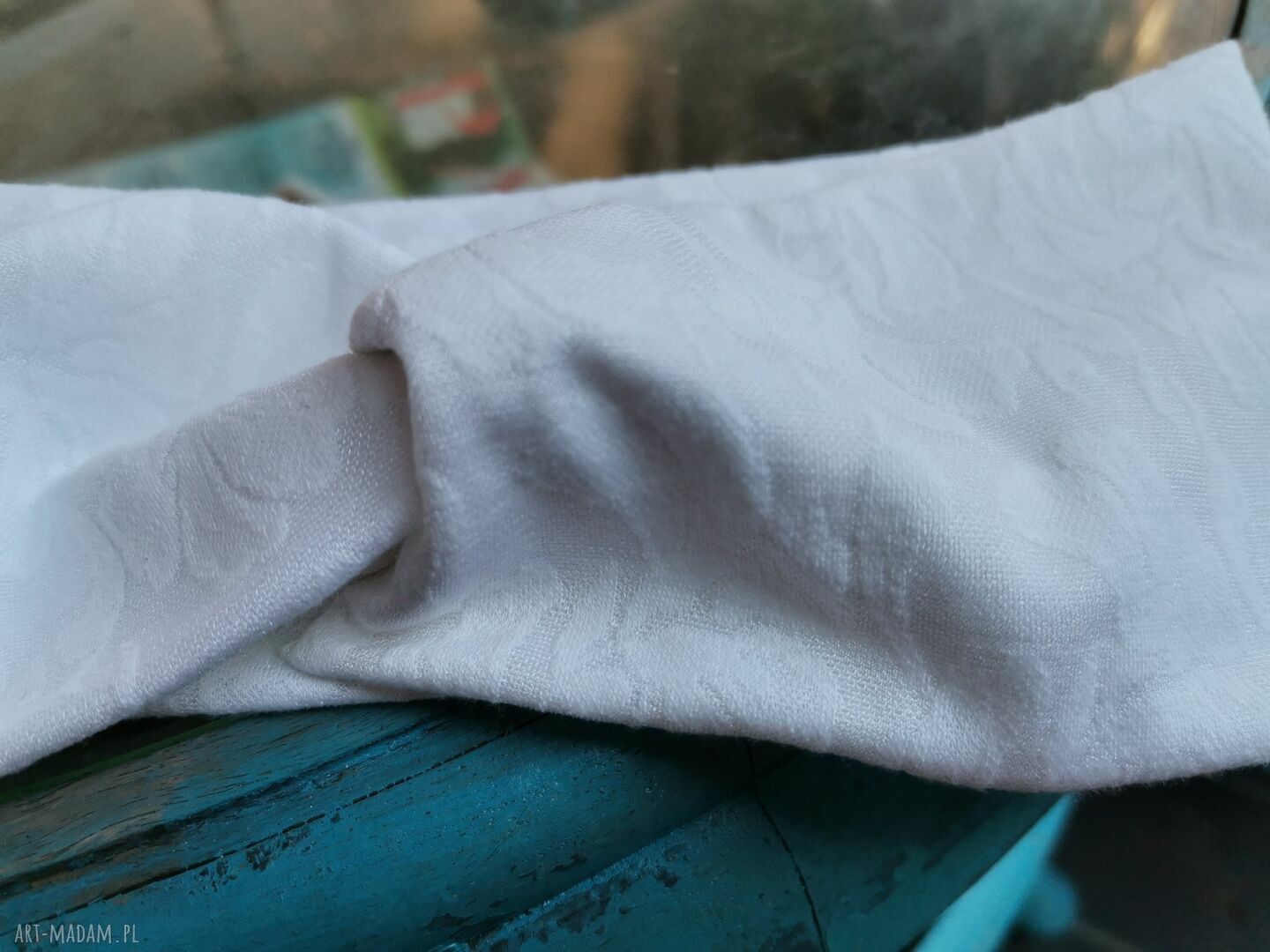Biała turbanowa opaska uniwersalna w kwiaty (box d1l)