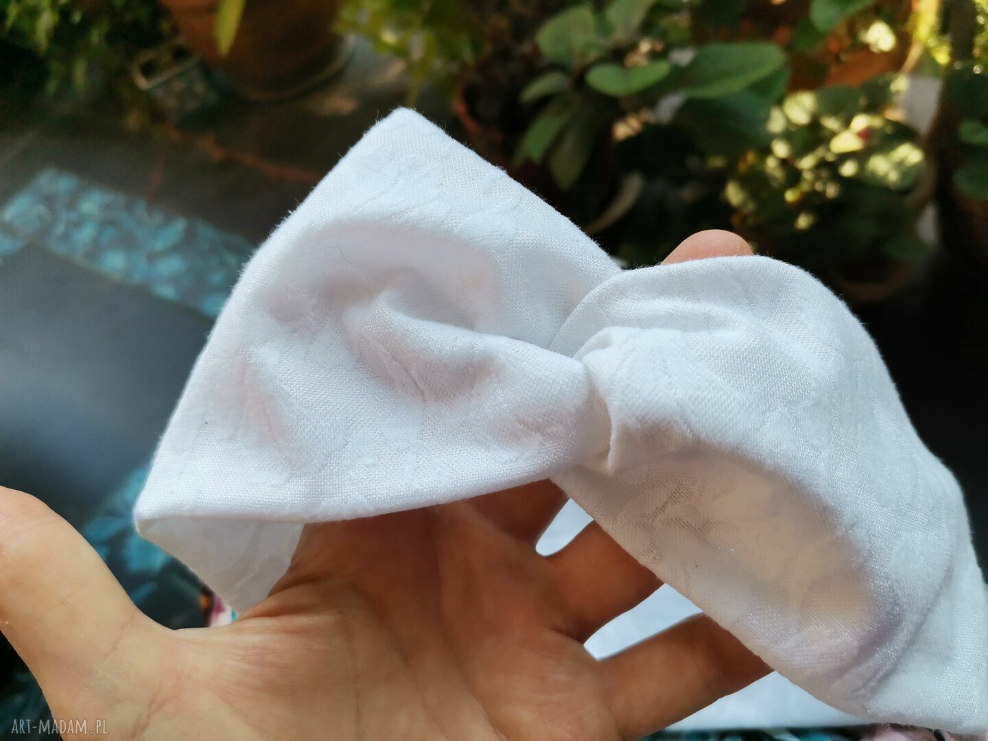 Biała turbanowa opaska uniwersalna w kwiaty (box d1l)