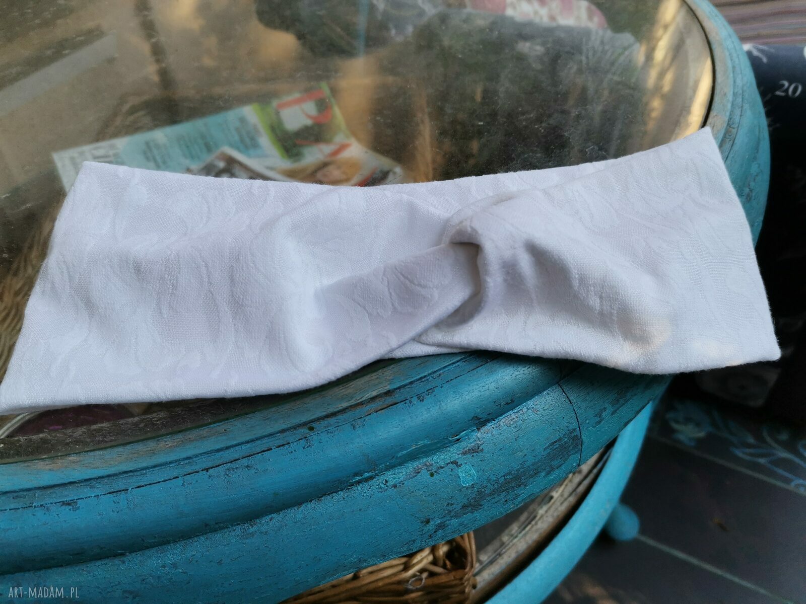 Biała turbanowa opaska uniwersalna w kwiaty (box d1l)