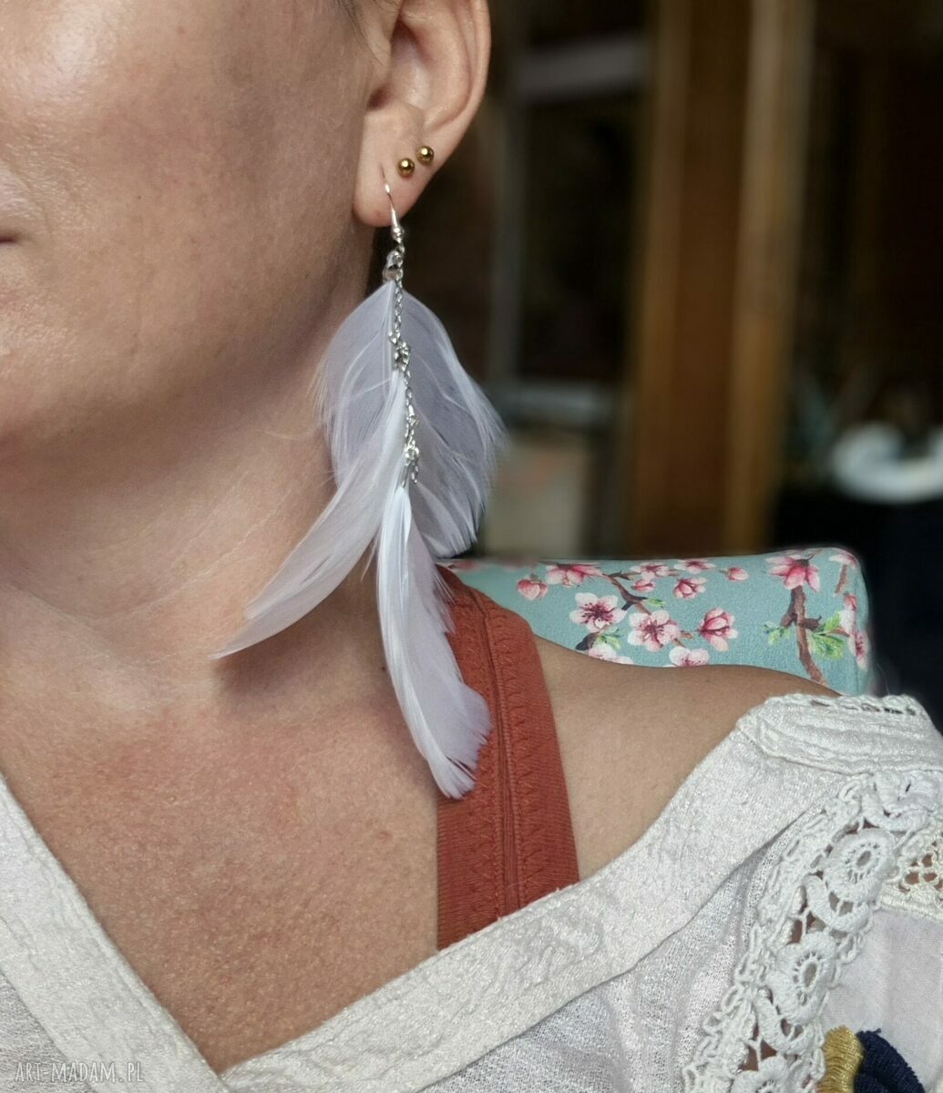 Kolczyki białe pióra leciutkie w stylu boho