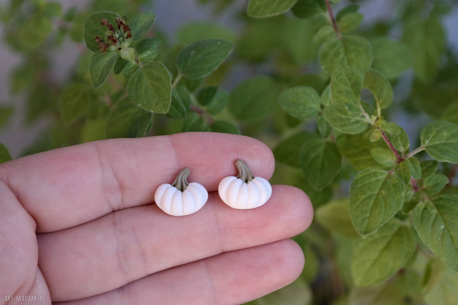 Białe dynie - minimalistyczne kolczyki sztyfty handmade na jesień i Halloween