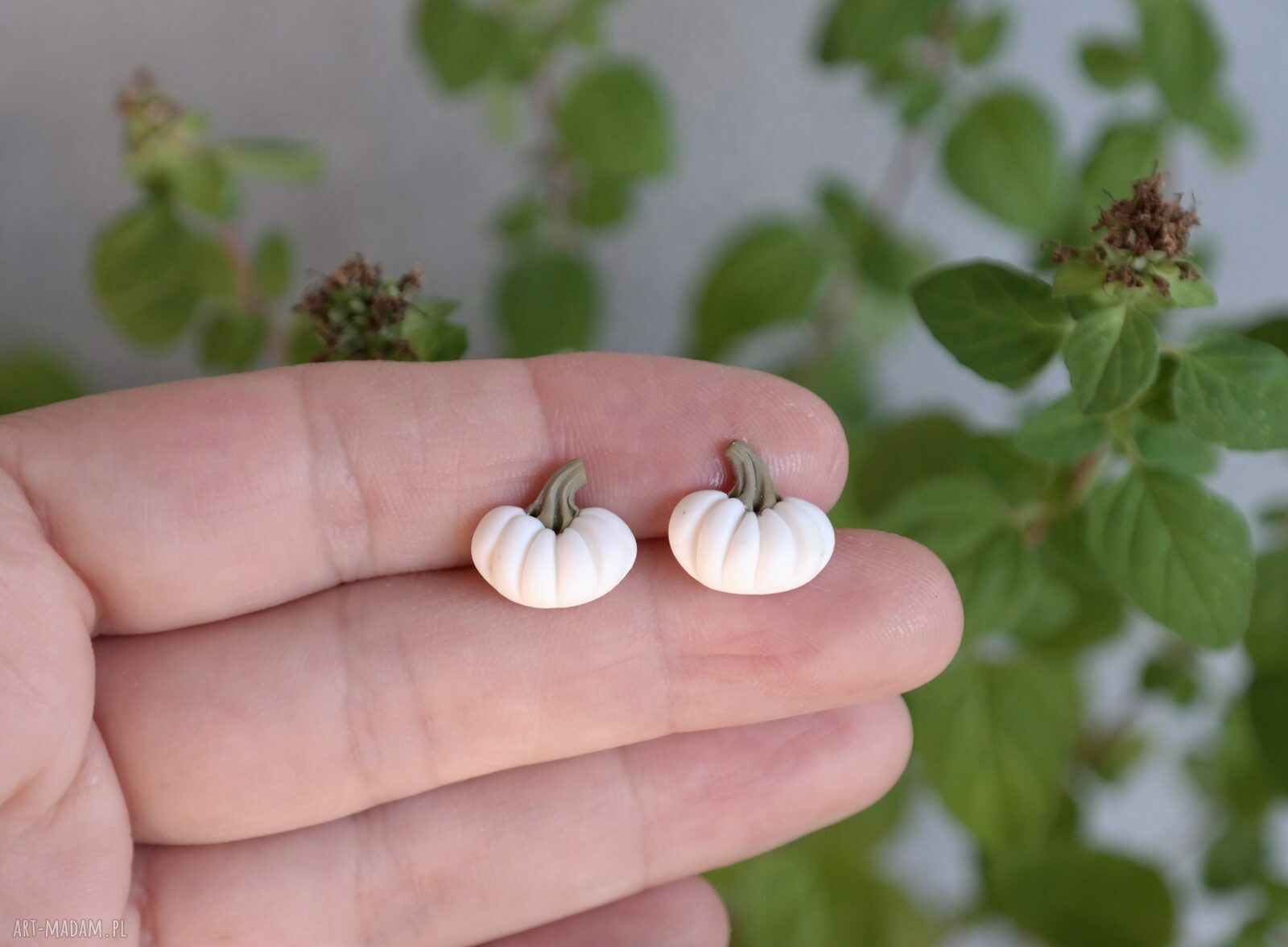 Białe dynie - minimalistyczne kolczyki sztyfty handmade na jesień i Halloween
