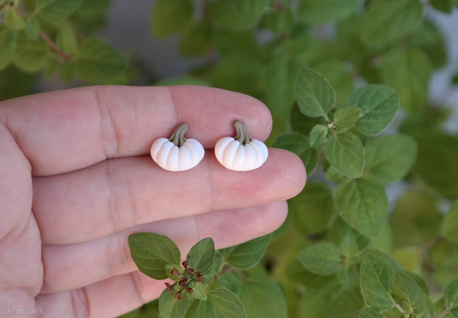 Białe dynie - minimalistyczne kolczyki sztyfty handmade na jesień i Halloween